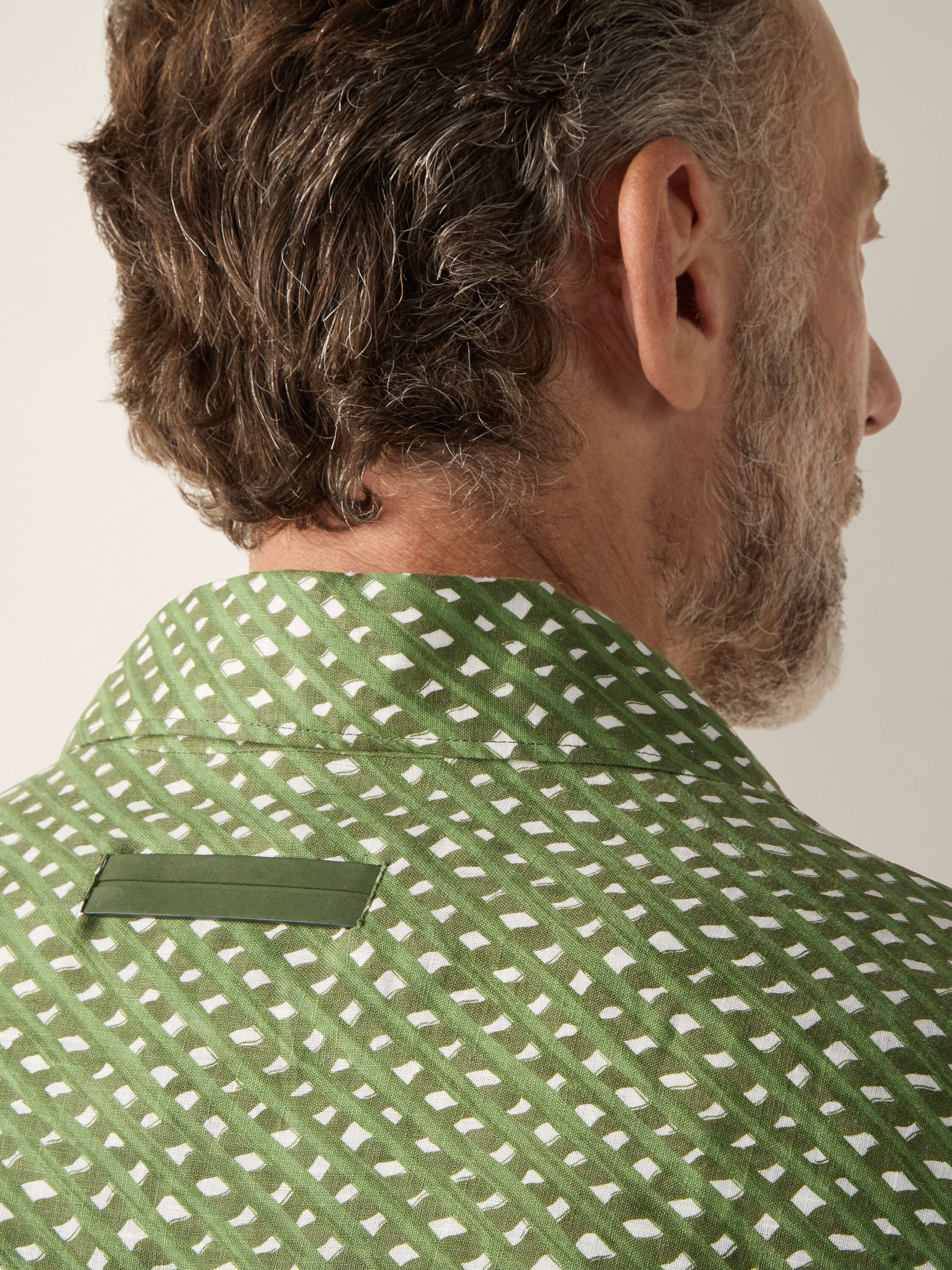 Hemd aus Leinen mit Oasi-Netzdruck in Tannengrün Detailfoto #2 des Produkts