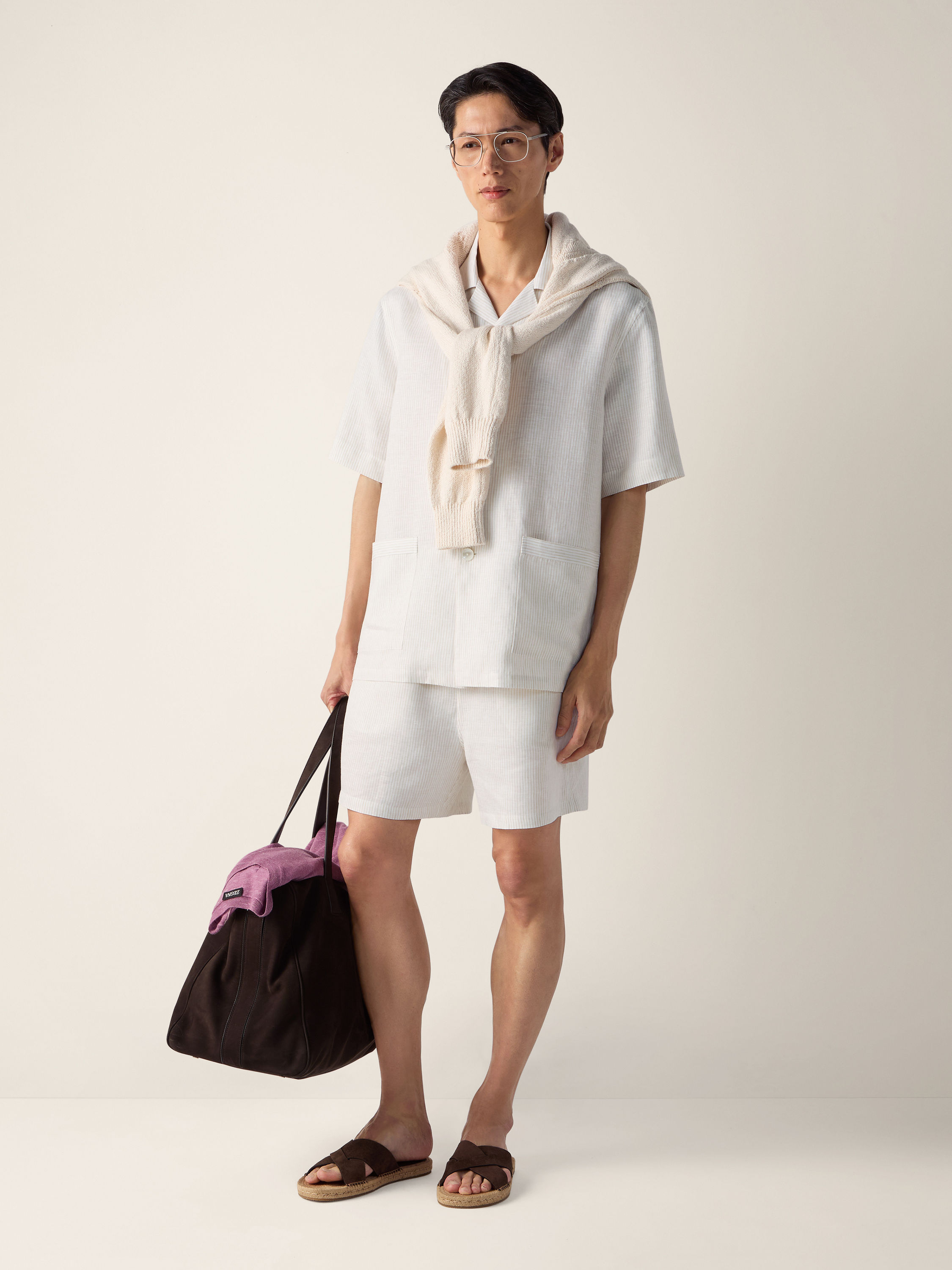 Pyjama aus Oasi Lino in dunklem Taupe und Weiß Detailfoto #1 des Produkts
