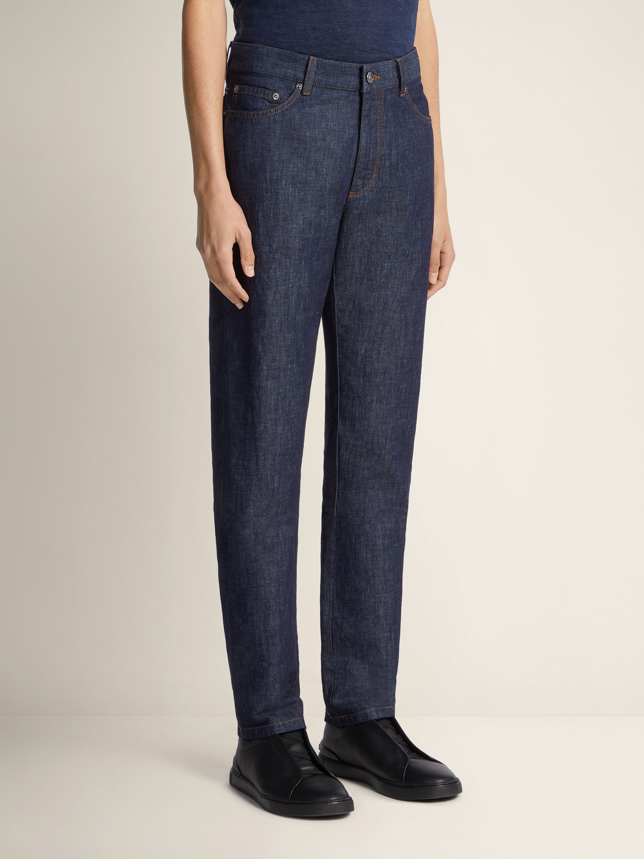 Vaqueros Roccia de Algodón y Lino Color Azul Oscuro Lavado Foto #1 de detalle del producto