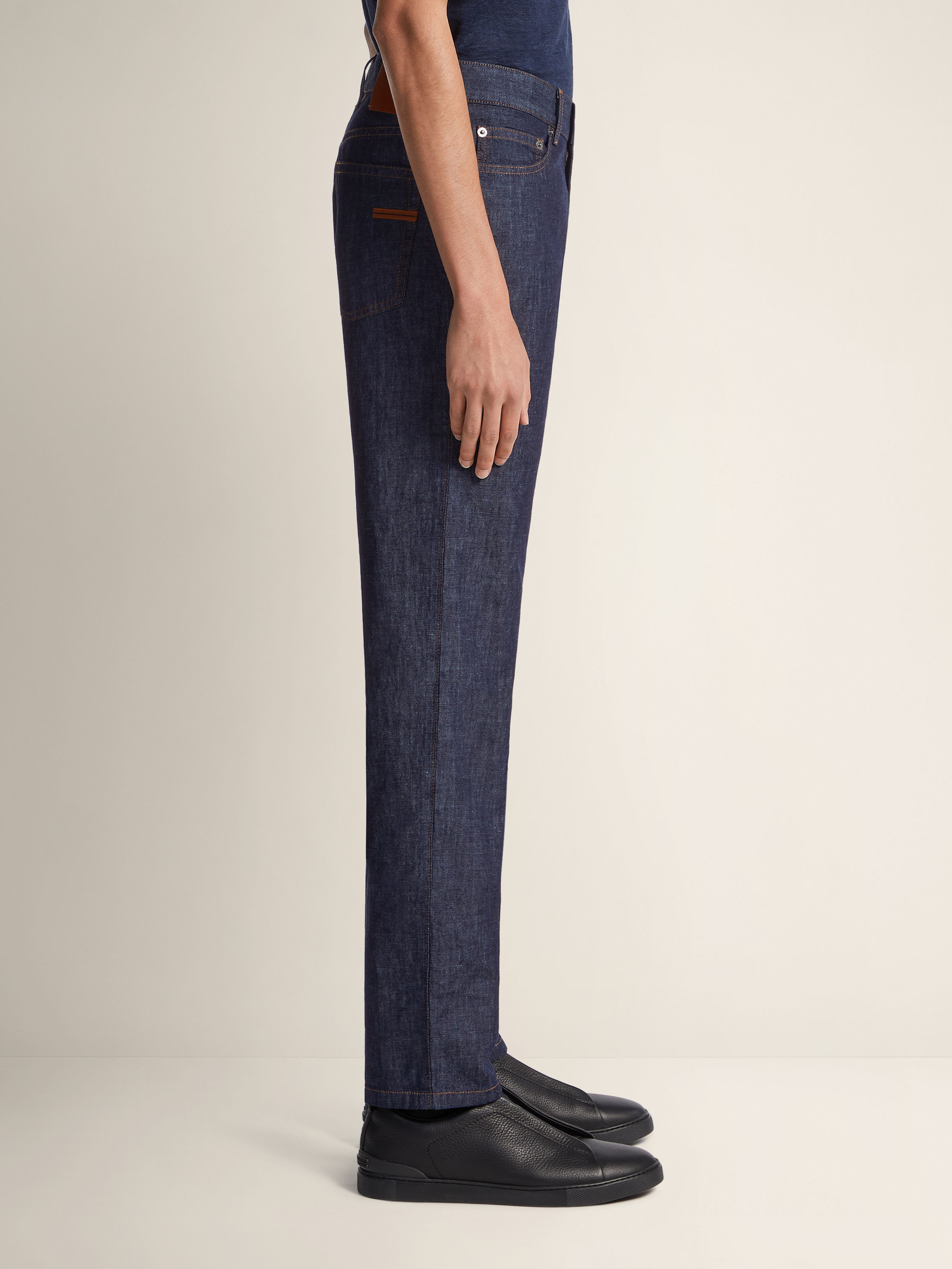 Vaqueros Roccia de Algodón y Lino Color Azul Oscuro Lavado Foto #3 de detalle del producto