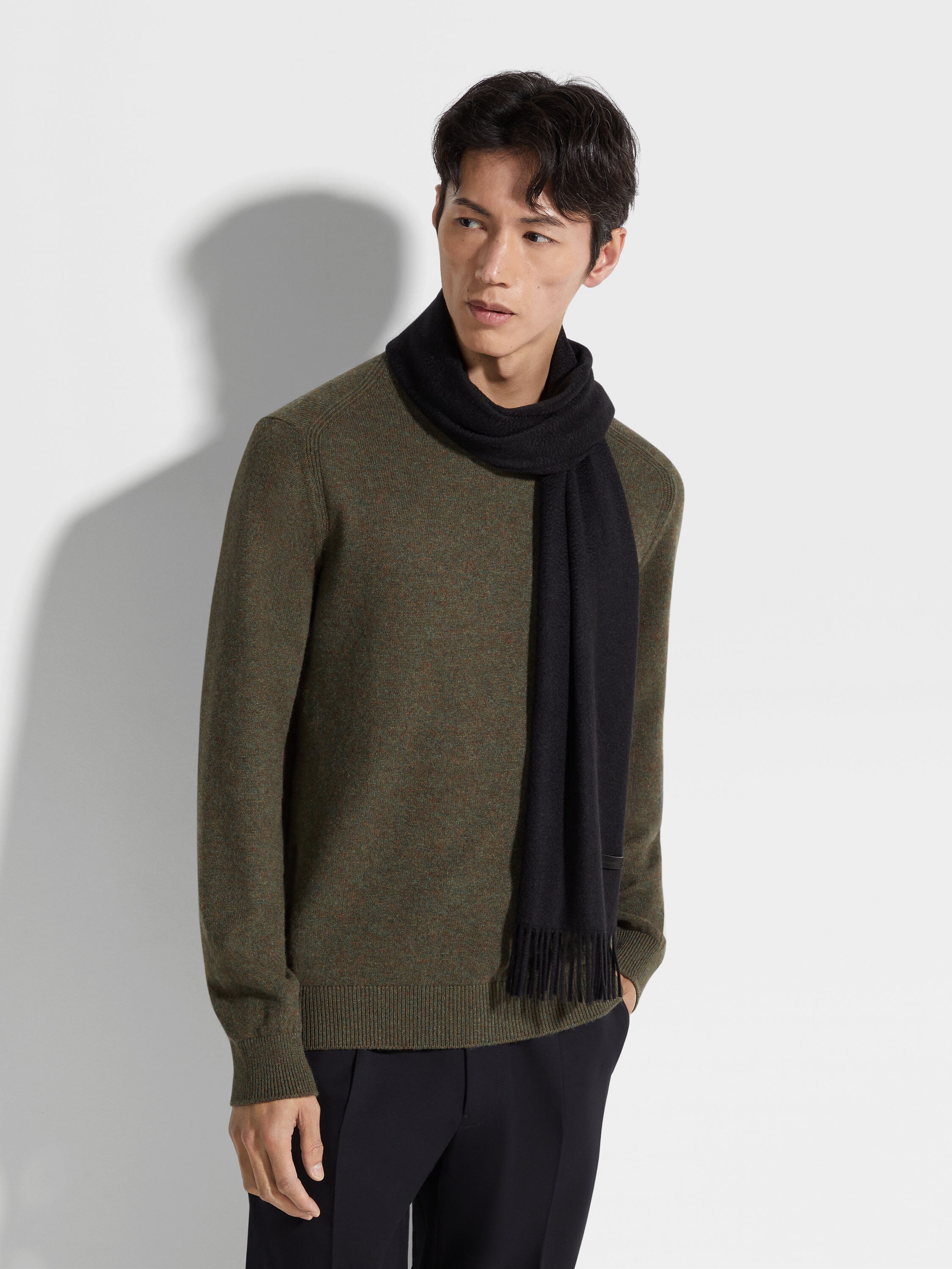 Schal aus Oasi Cashmere in Schwarz Detailfoto #2 des Produkts