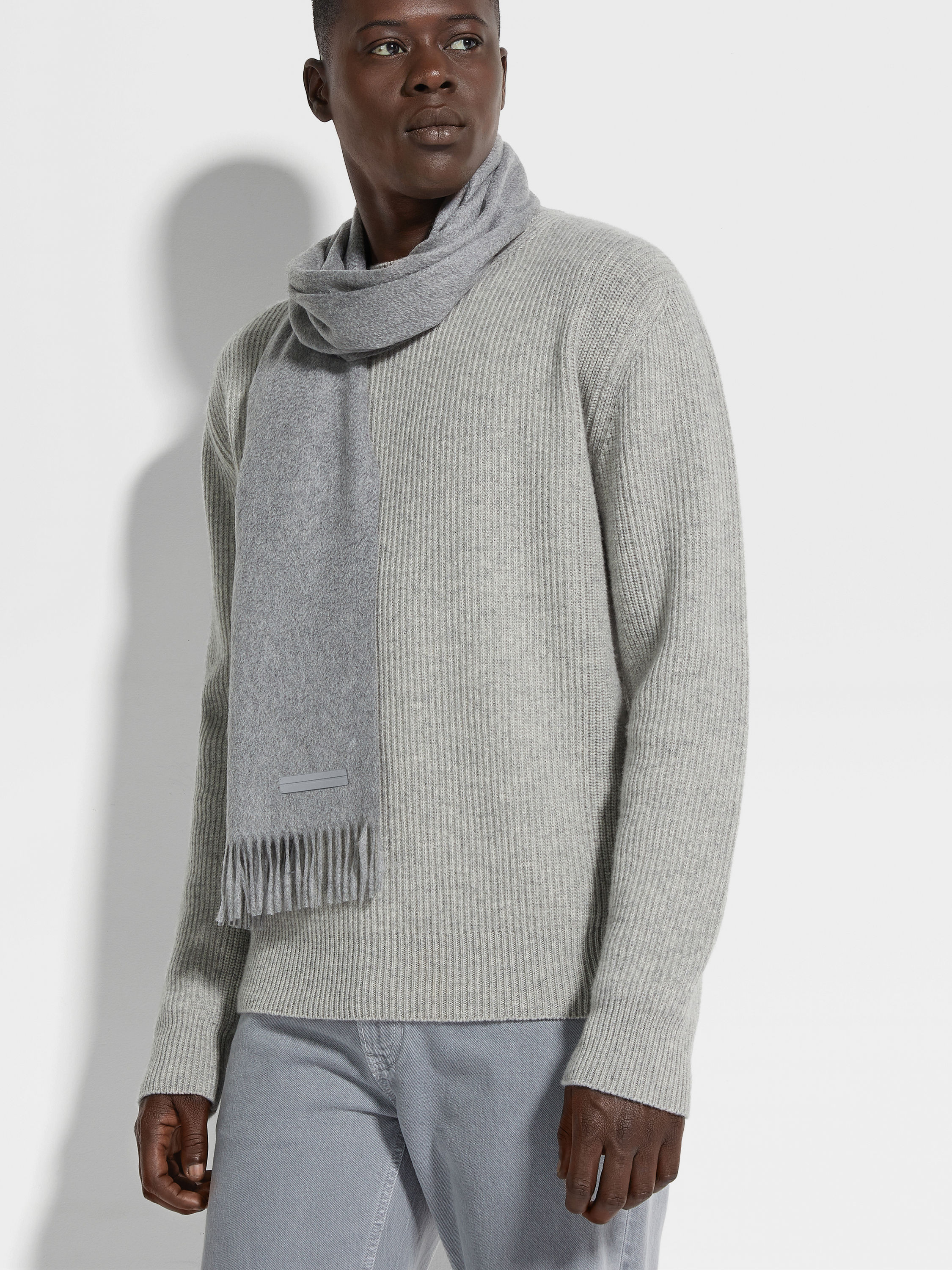 Schal aus Oasi Cashmere in Grau Detailfoto #2 des Produkts