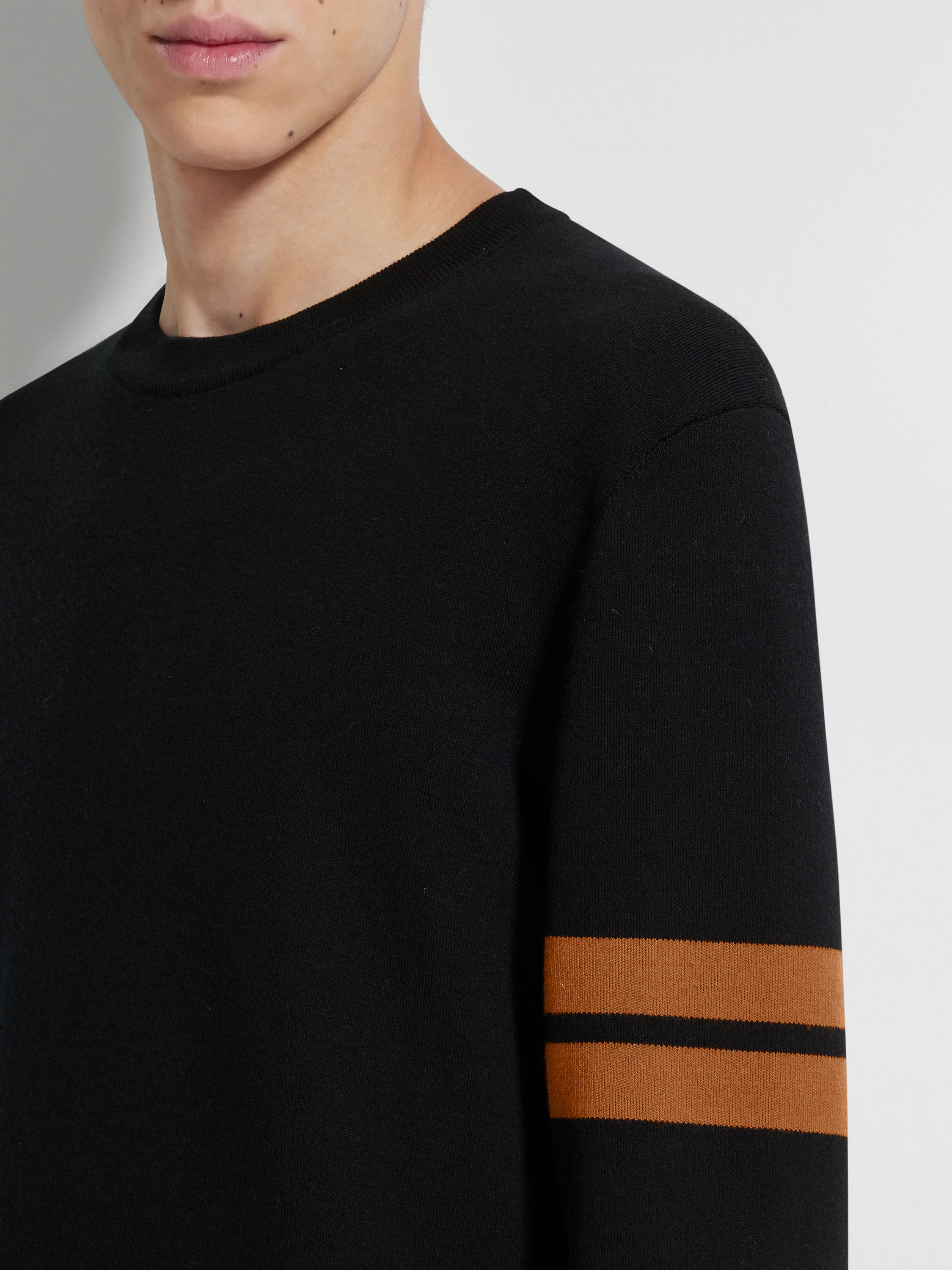 Pull Ras du Cou en Laine High Performance™ Noir Photo #1 de détail du produit