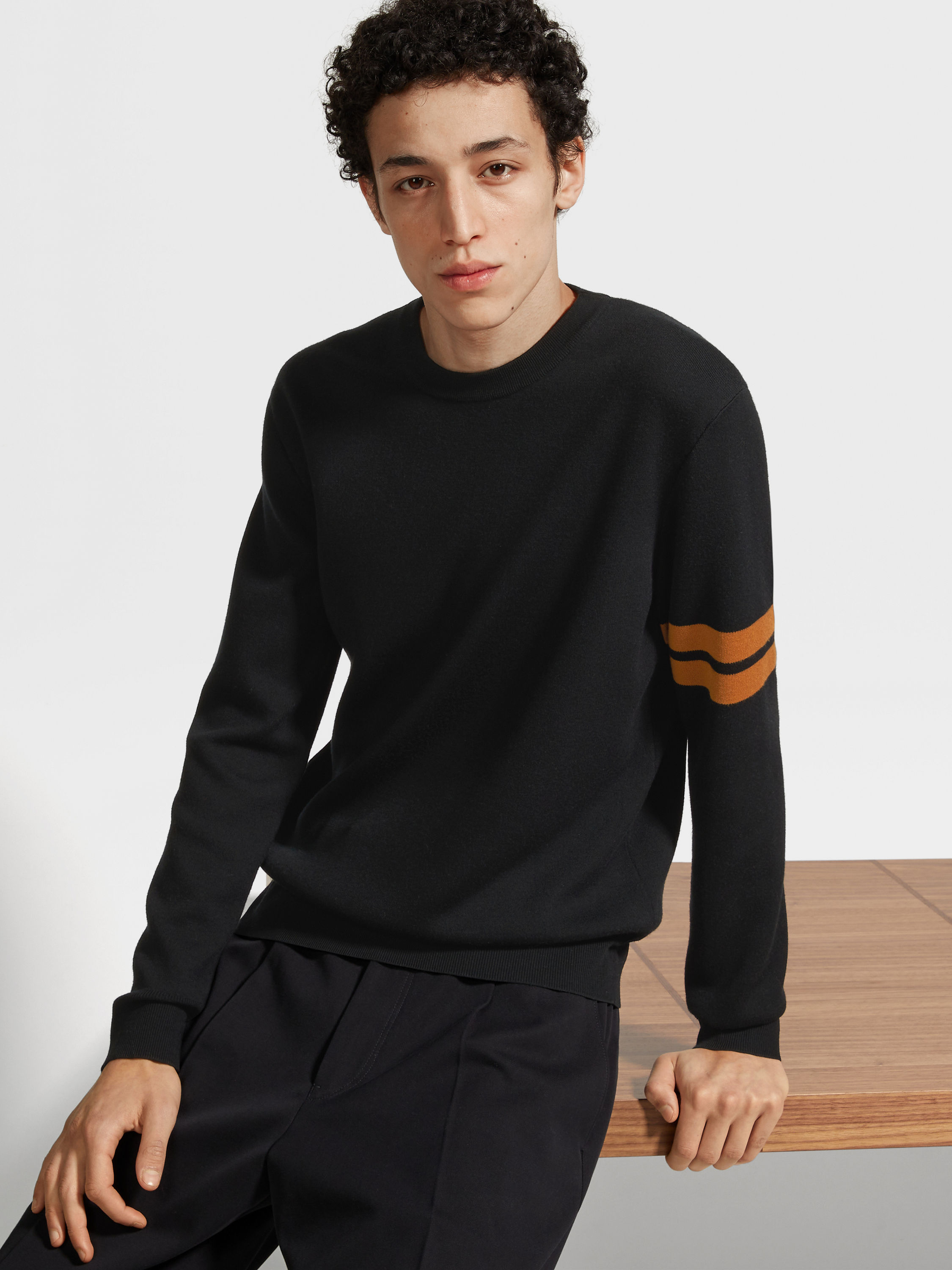 Pull Ras du Cou en Laine High Performance™ Noir Photo #2 de détail du produit