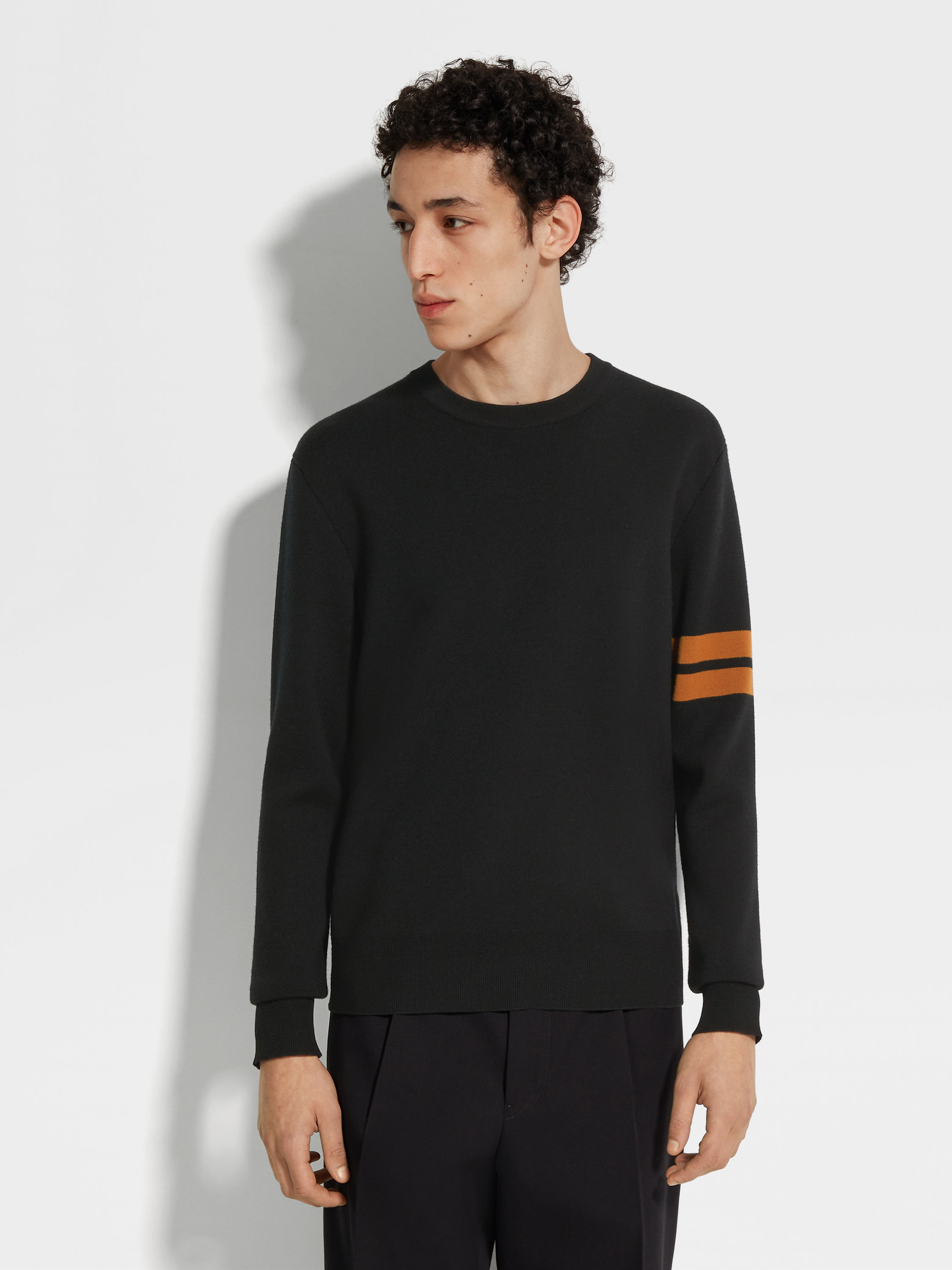 Pull Ras du Cou en Laine High Performance™ Noir Photo #3 de détail du produit