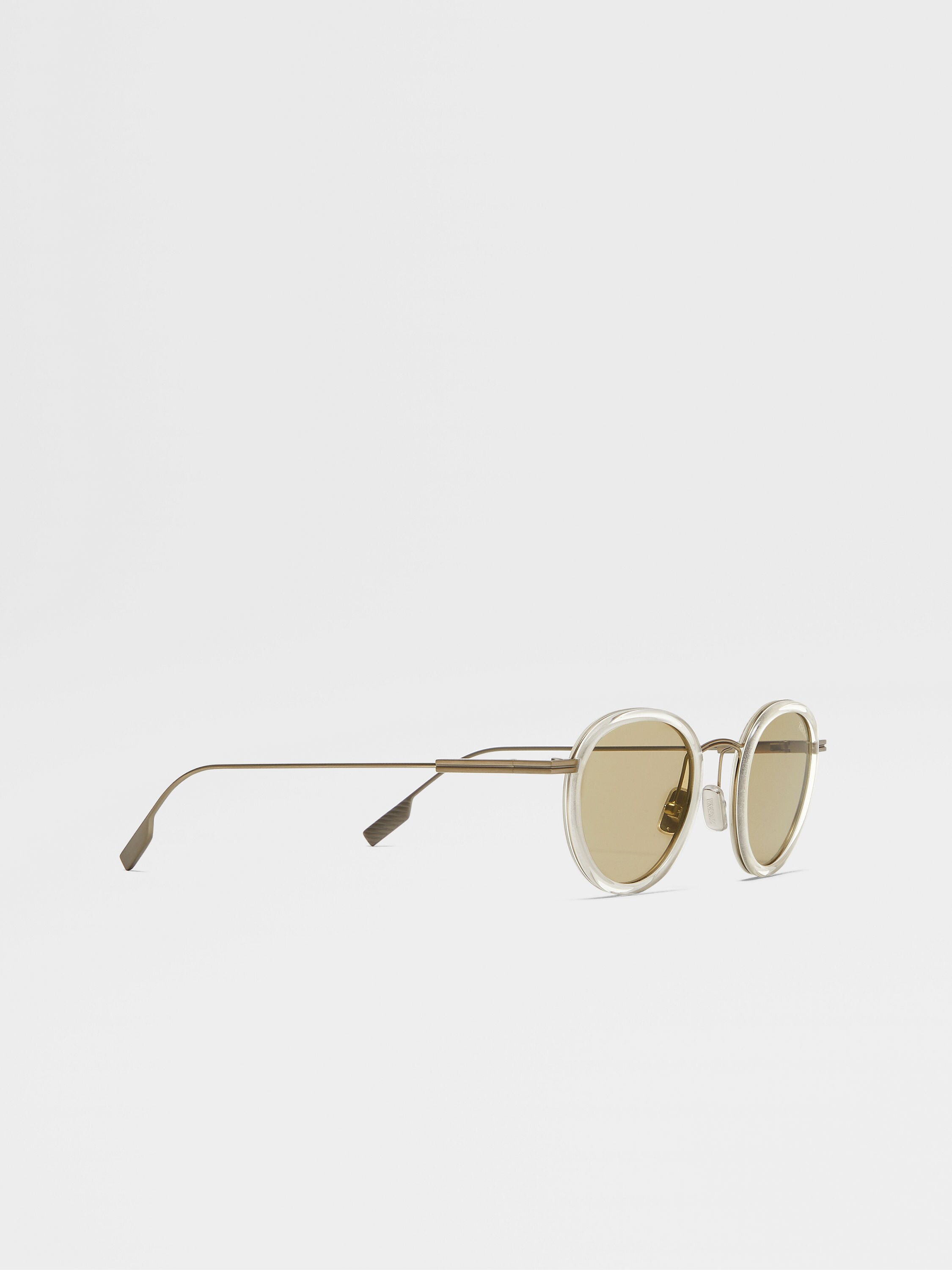 Sonnenbrille aus Titan und Acetat in transparentem Hellbeige Detailfoto #2 des Produkts
