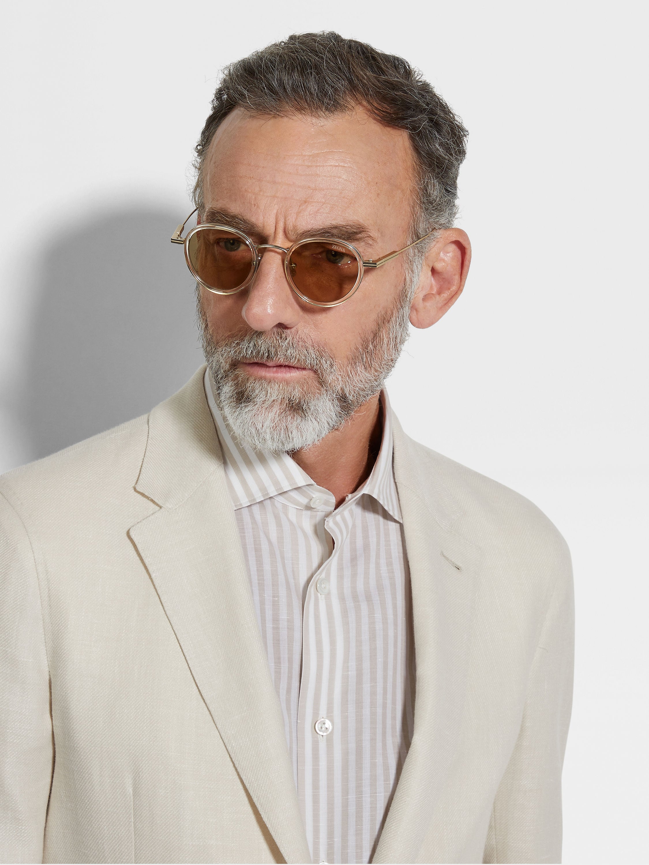 Sonnenbrille aus Titan und Acetat in transparentem Hellbeige Detailfoto #3 des Produkts