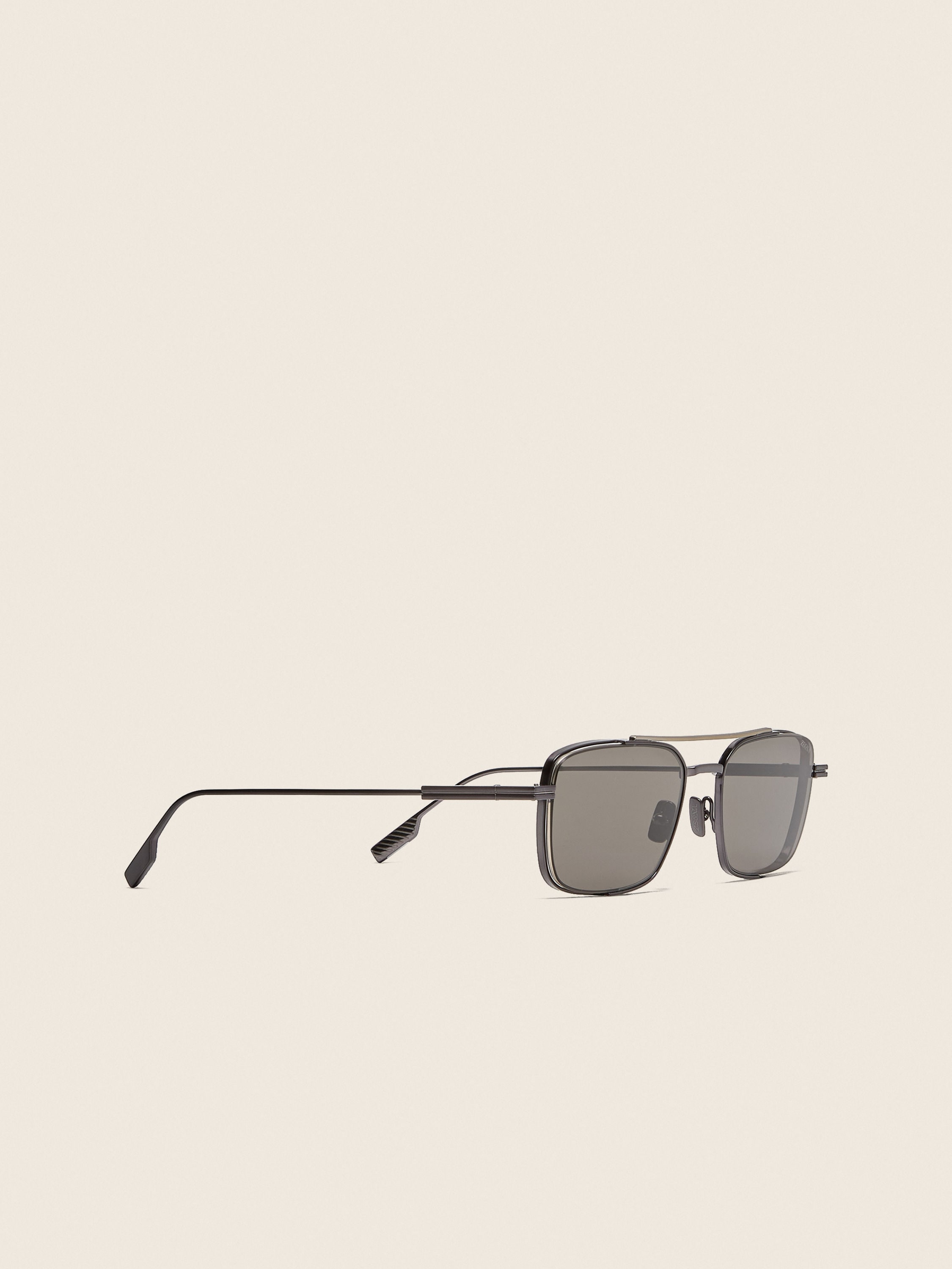 Sonnenbrille aus Titan in dunklem Gunmetal-Grau Detailfoto #2 des Produkts
