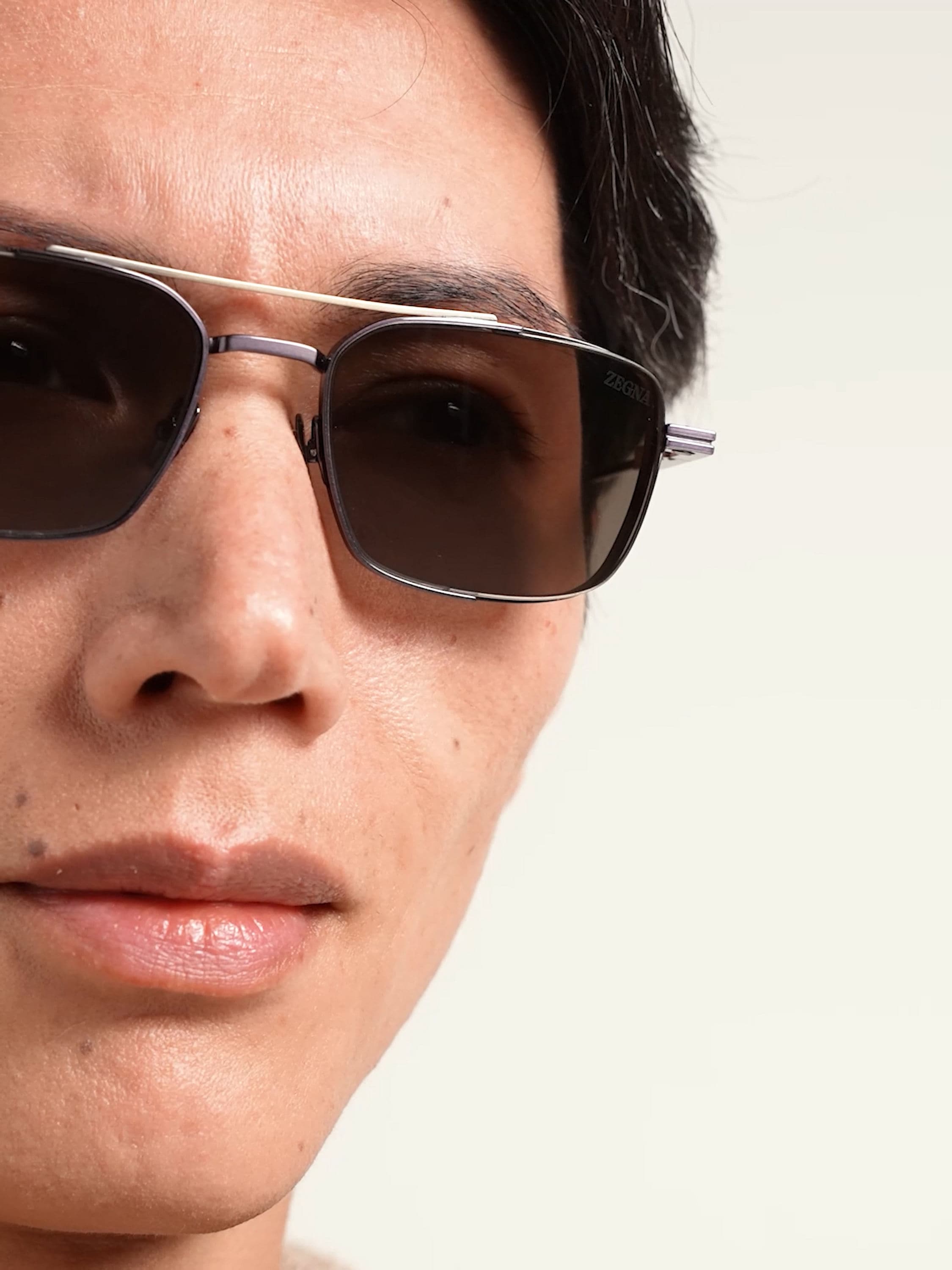 Sonnenbrille aus Titan in dunklem Gunmetal-Grau