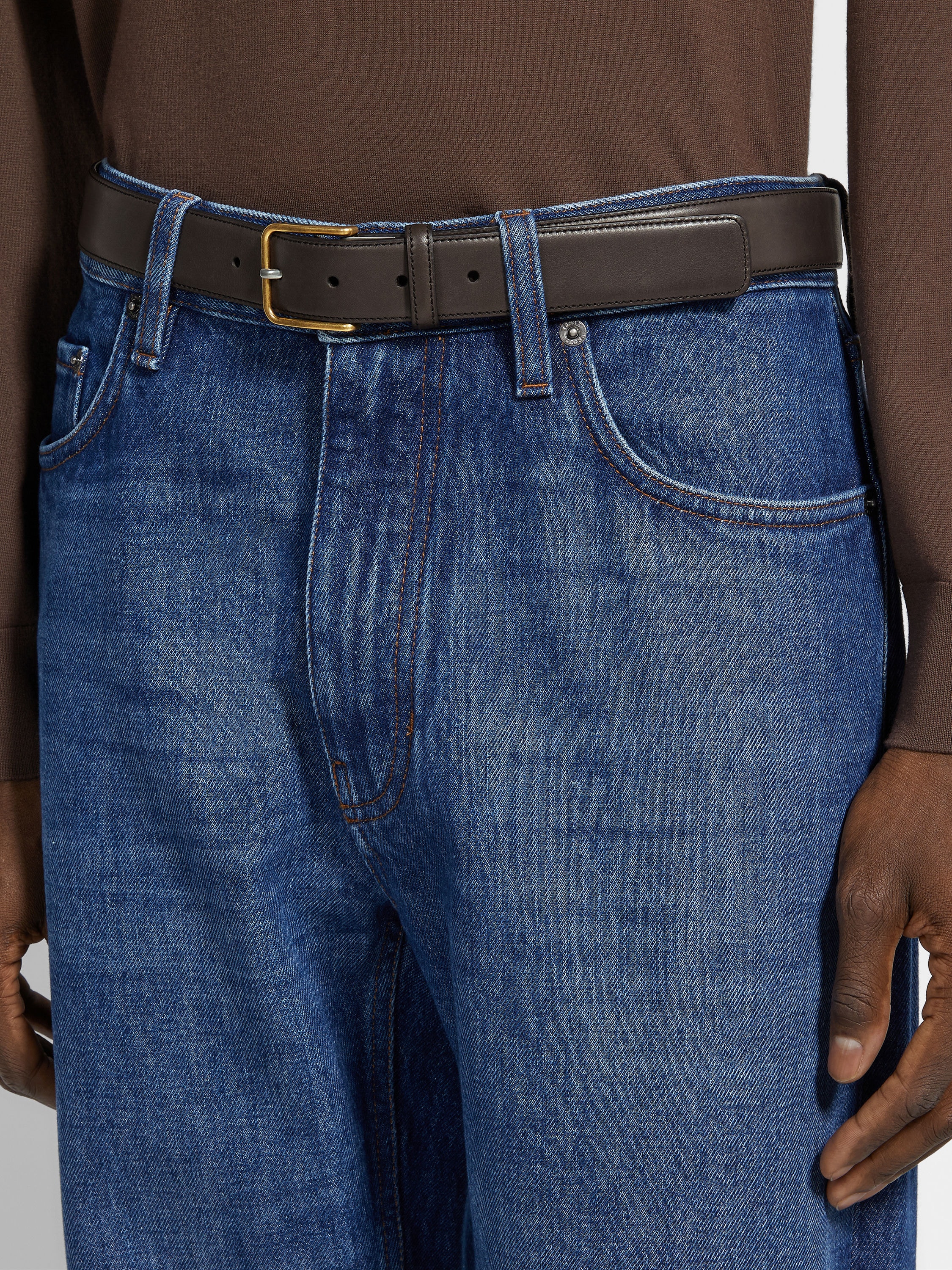 Gürtel aus Rindsleder in Dunkelbraun Detailfoto #2 des Produkts