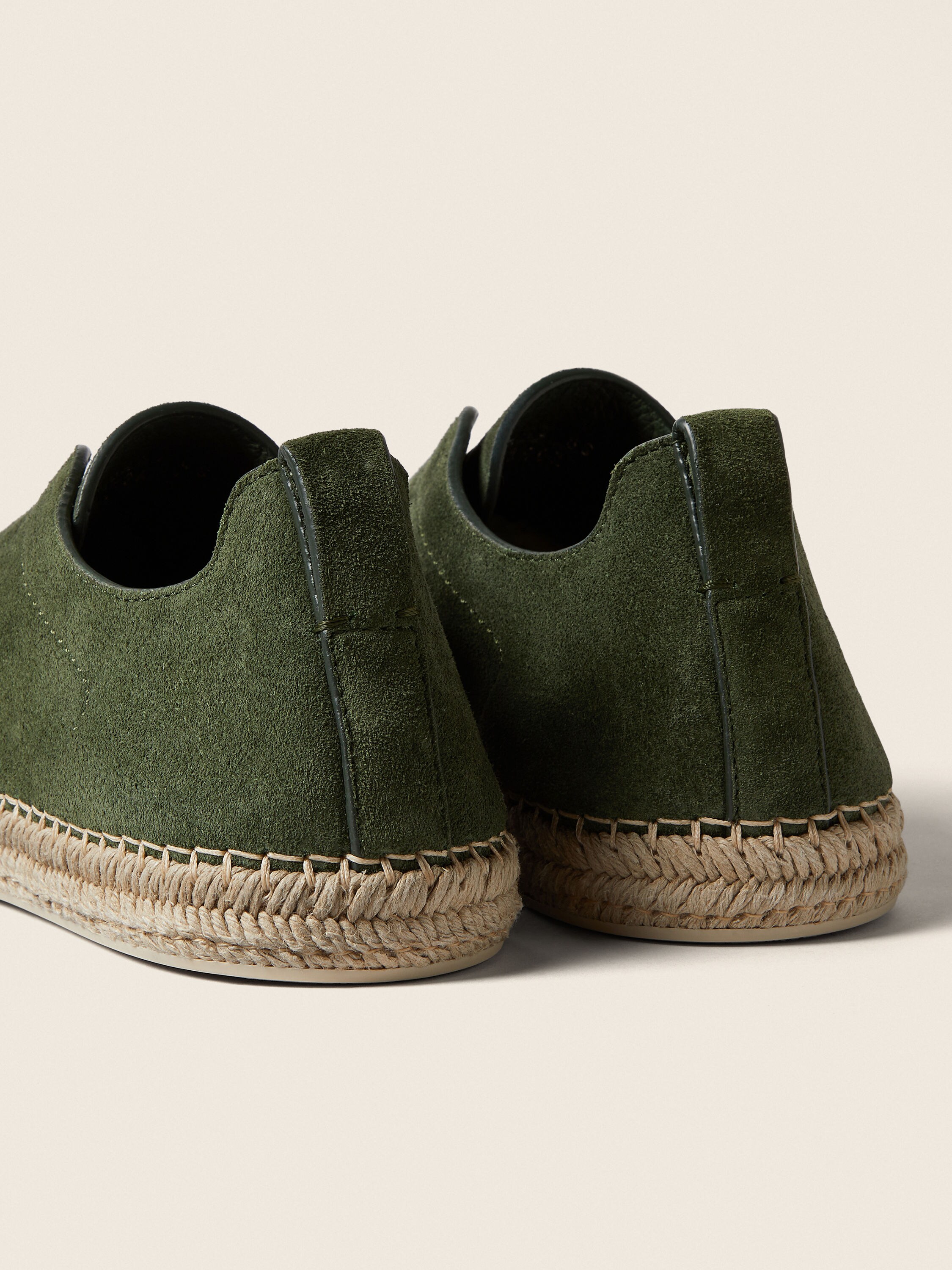 Triple Stitch™ Espadrilles aus Wildleder in Tannengrün Detailfoto #1 des Produkts