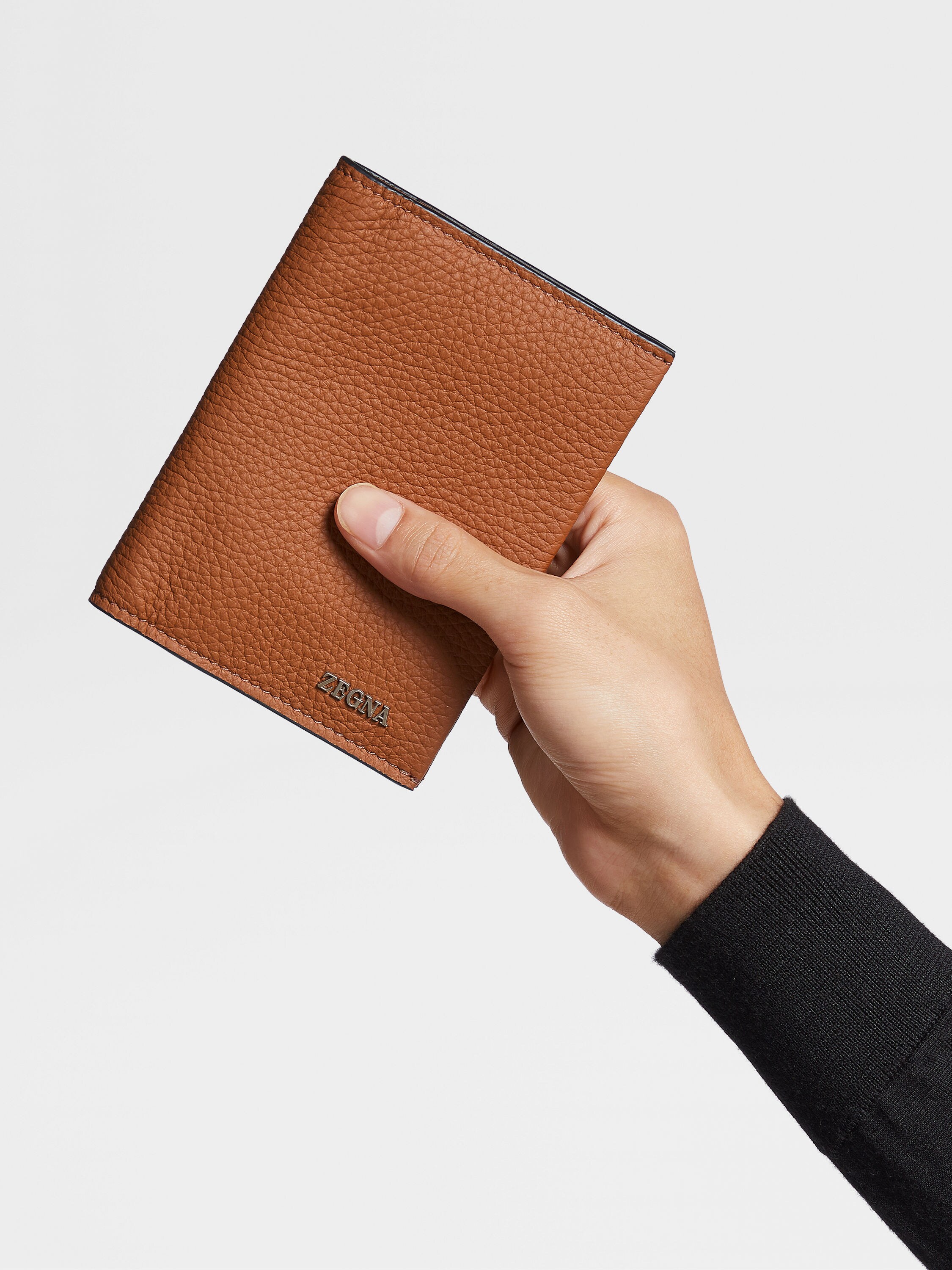 Custodia per Passaporto in Pelle di Cervo Foliage Foto #3 di dettaglio del prodotto