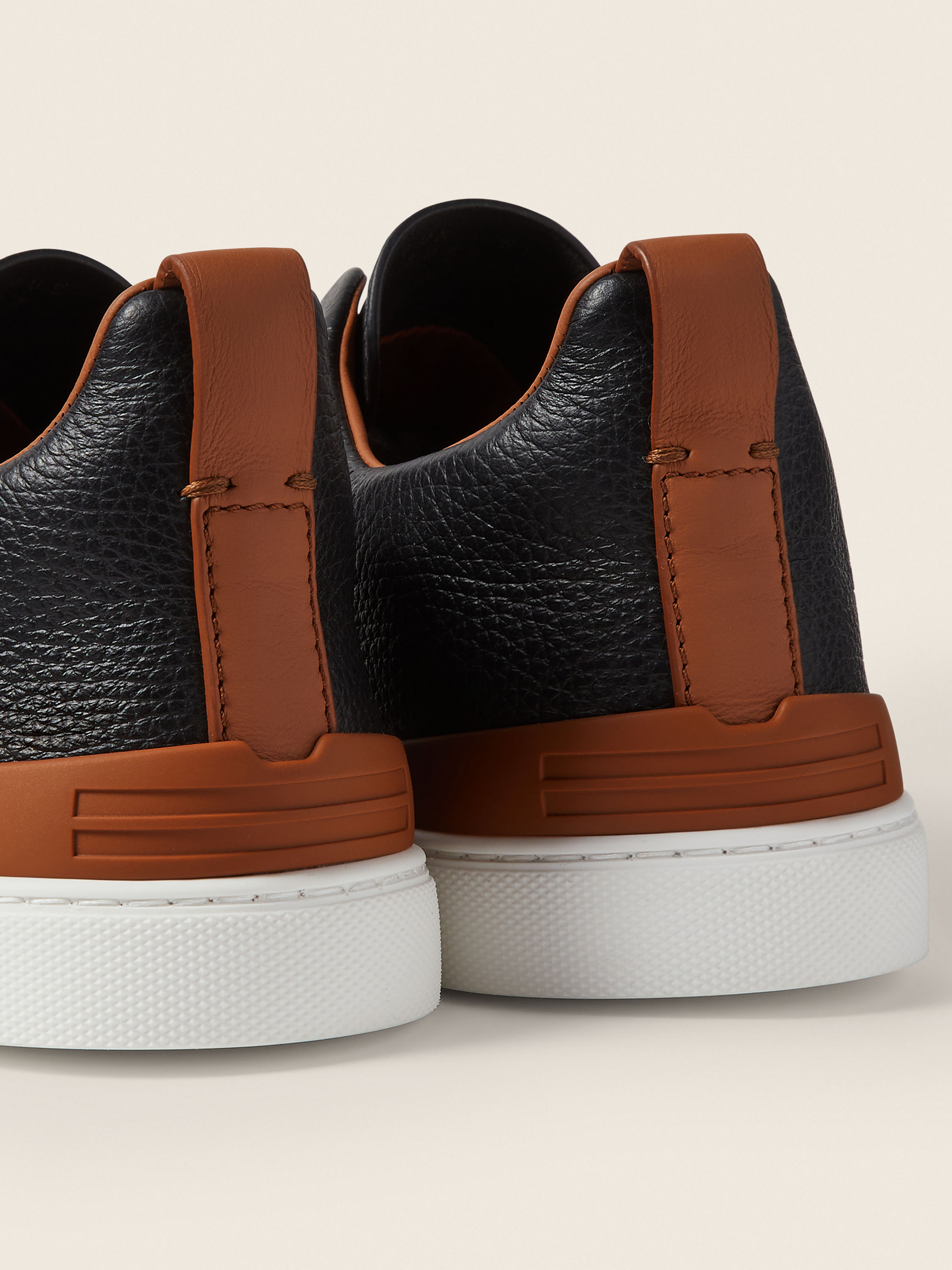 Triple Stitch™ Sneaker aus Leder in Schwarz Detailfoto #1 des Produkts