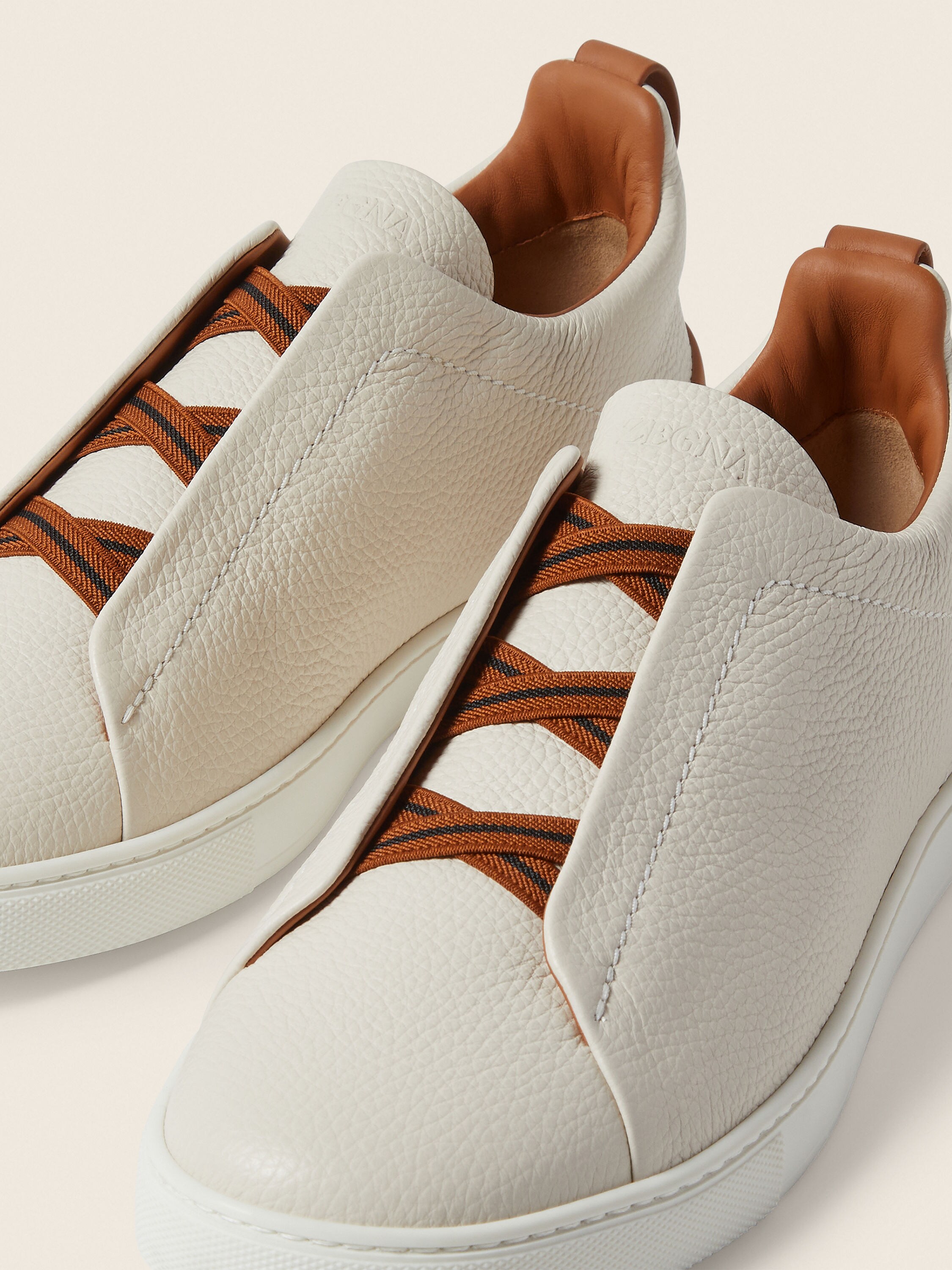 Triple Stitch™ Sneaker aus Leder in Weiß Detailfoto #1 des Produkts