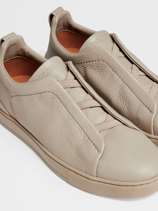 Sneaker Triple Stitch™ in Pelle di Cervo Beige Foto #2 di dettaglio del prodotto