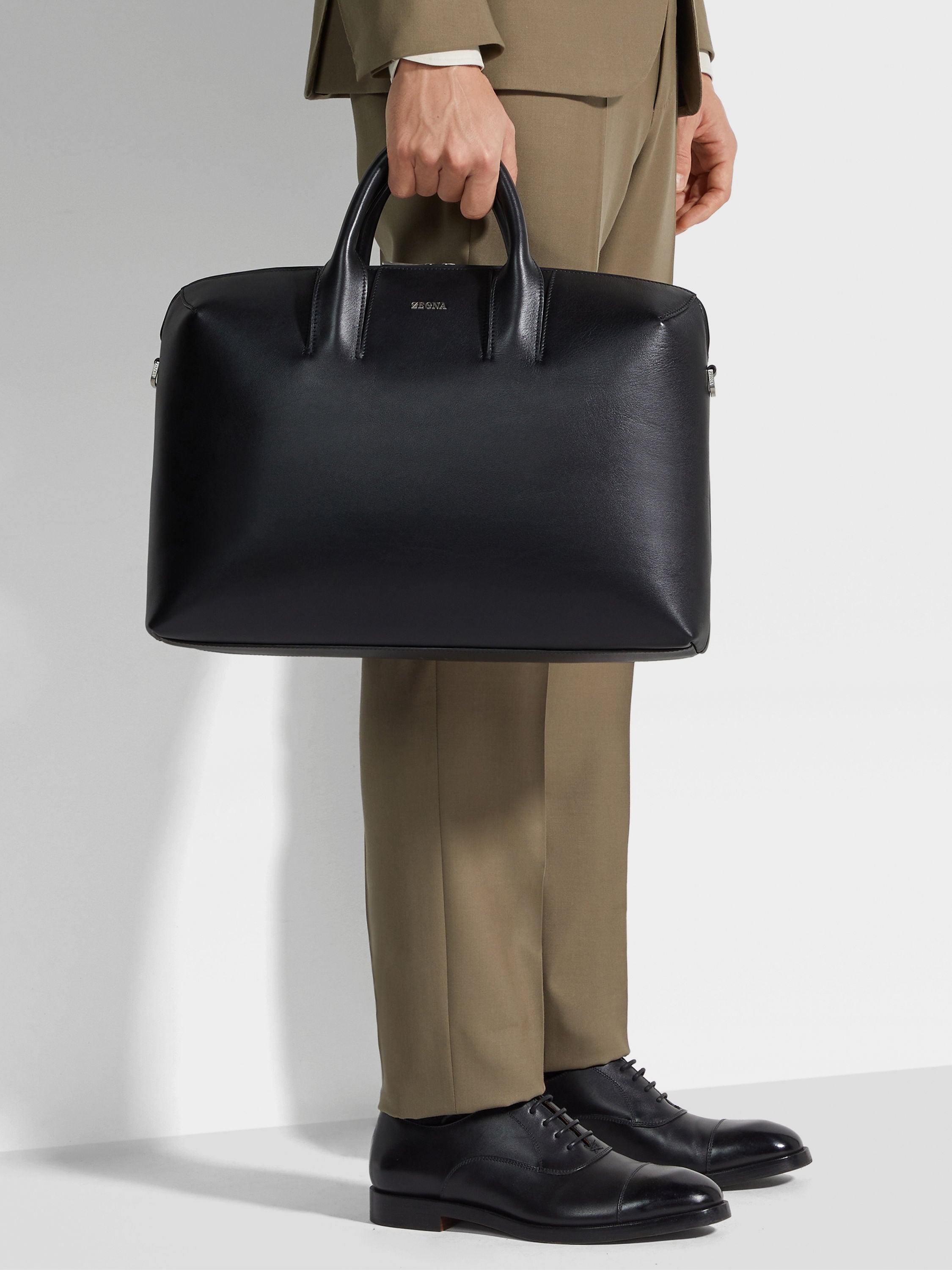 Handtasche aus Leder in Schwarz Detailfoto #1 des Produkts