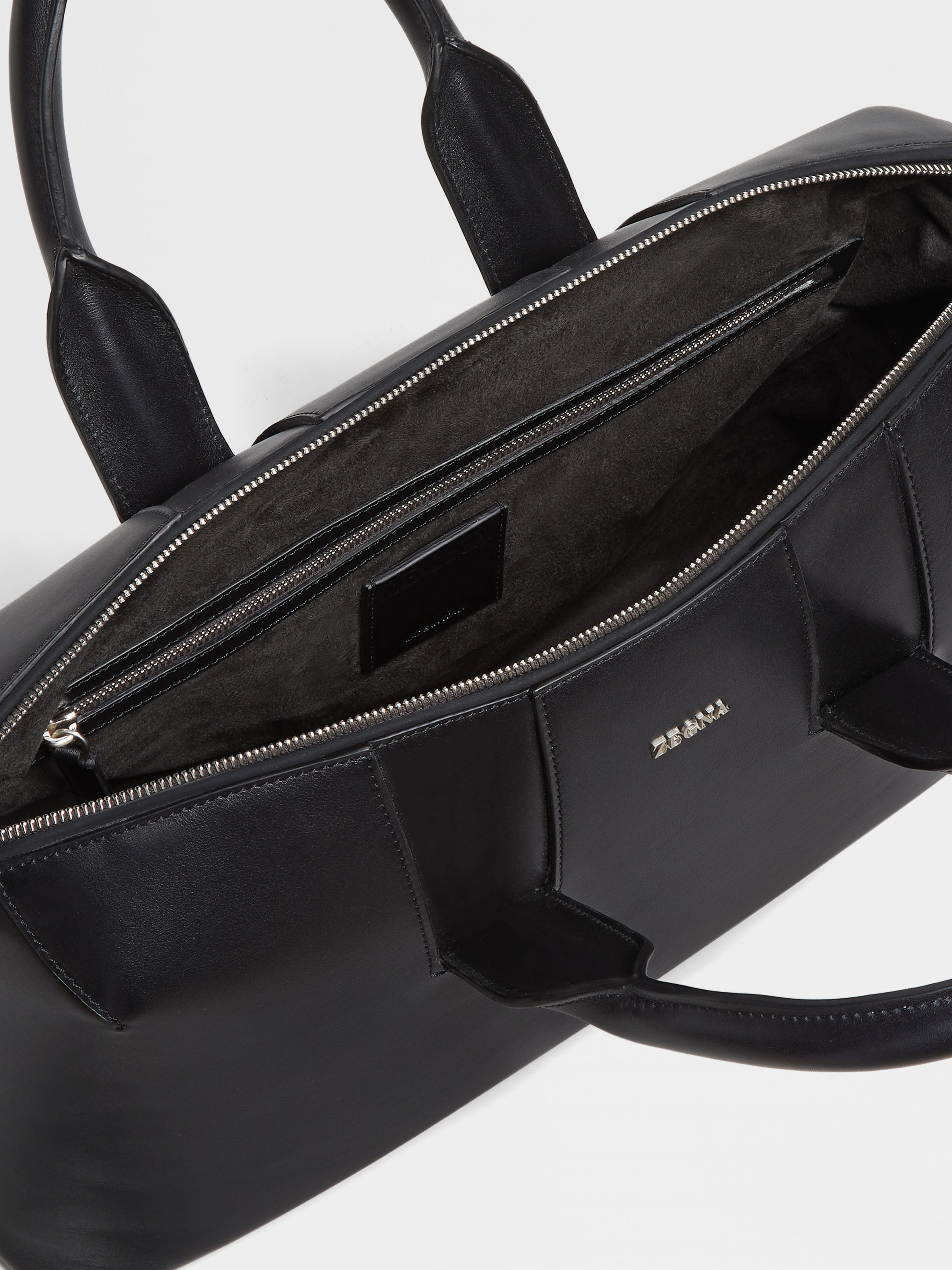 Handtasche aus Leder in Schwarz Detailfoto #3 des Produkts