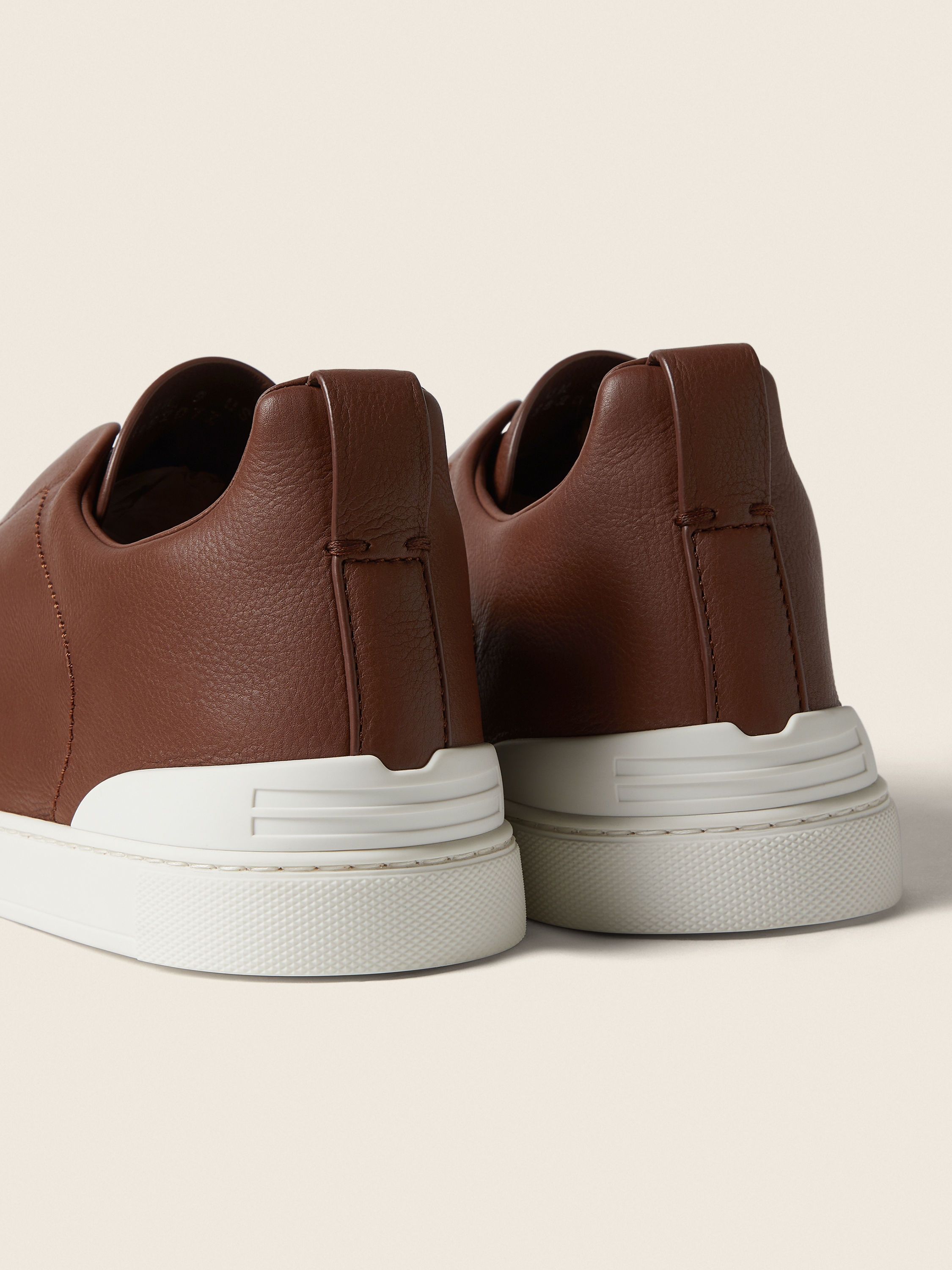 Triple Stitch™ SECONDSKIN Sneaker in Mandelbraun Detailfoto #1 des Produkts