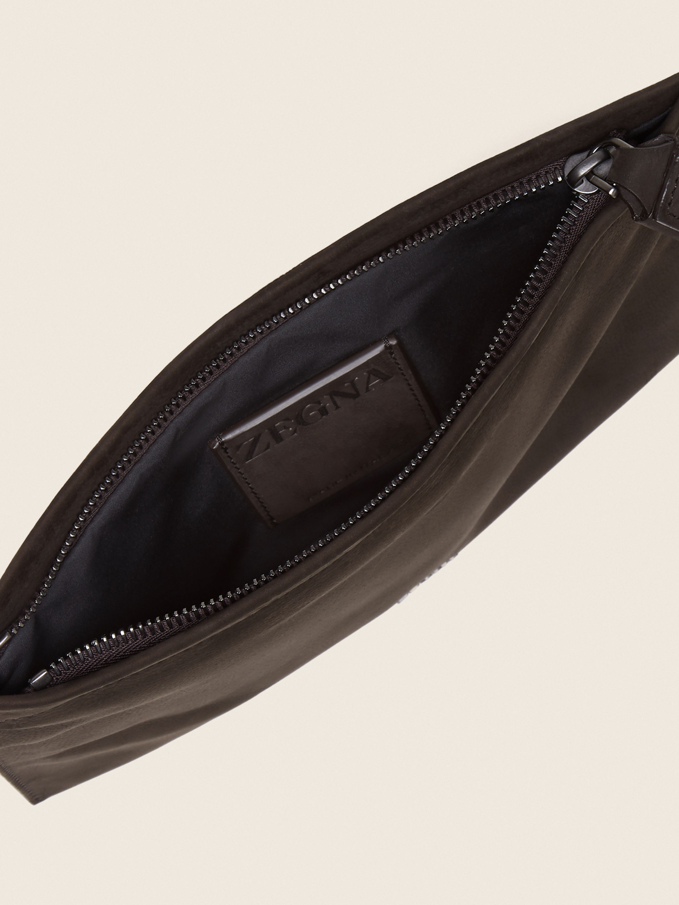 Kleine Tasche aus SECONDSKIN in Dunkelbraun Detailfoto #1 des Produkts