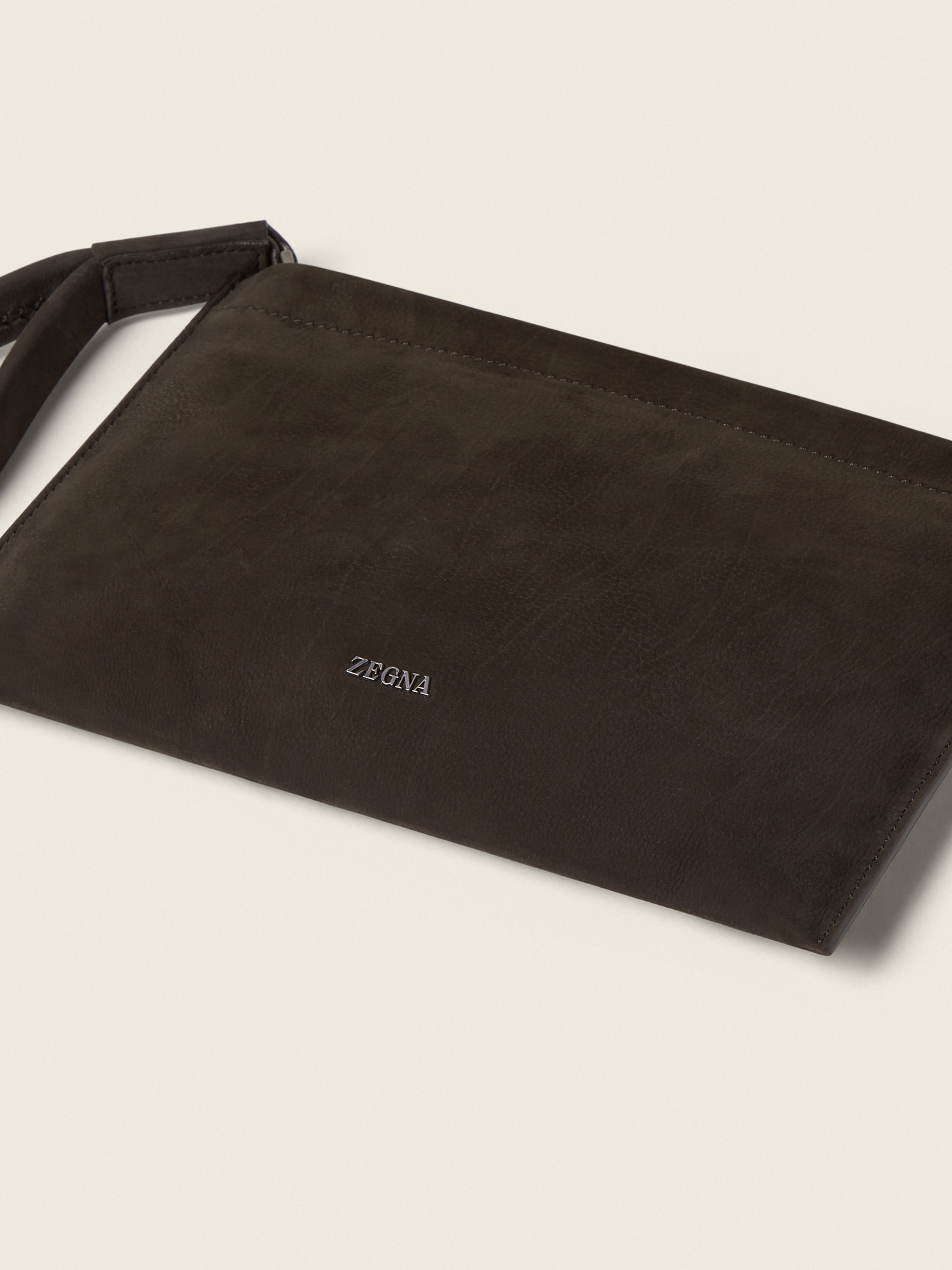 Kleine Tasche aus SECONDSKIN in Dunkelbraun Detailfoto #4 des Produkts