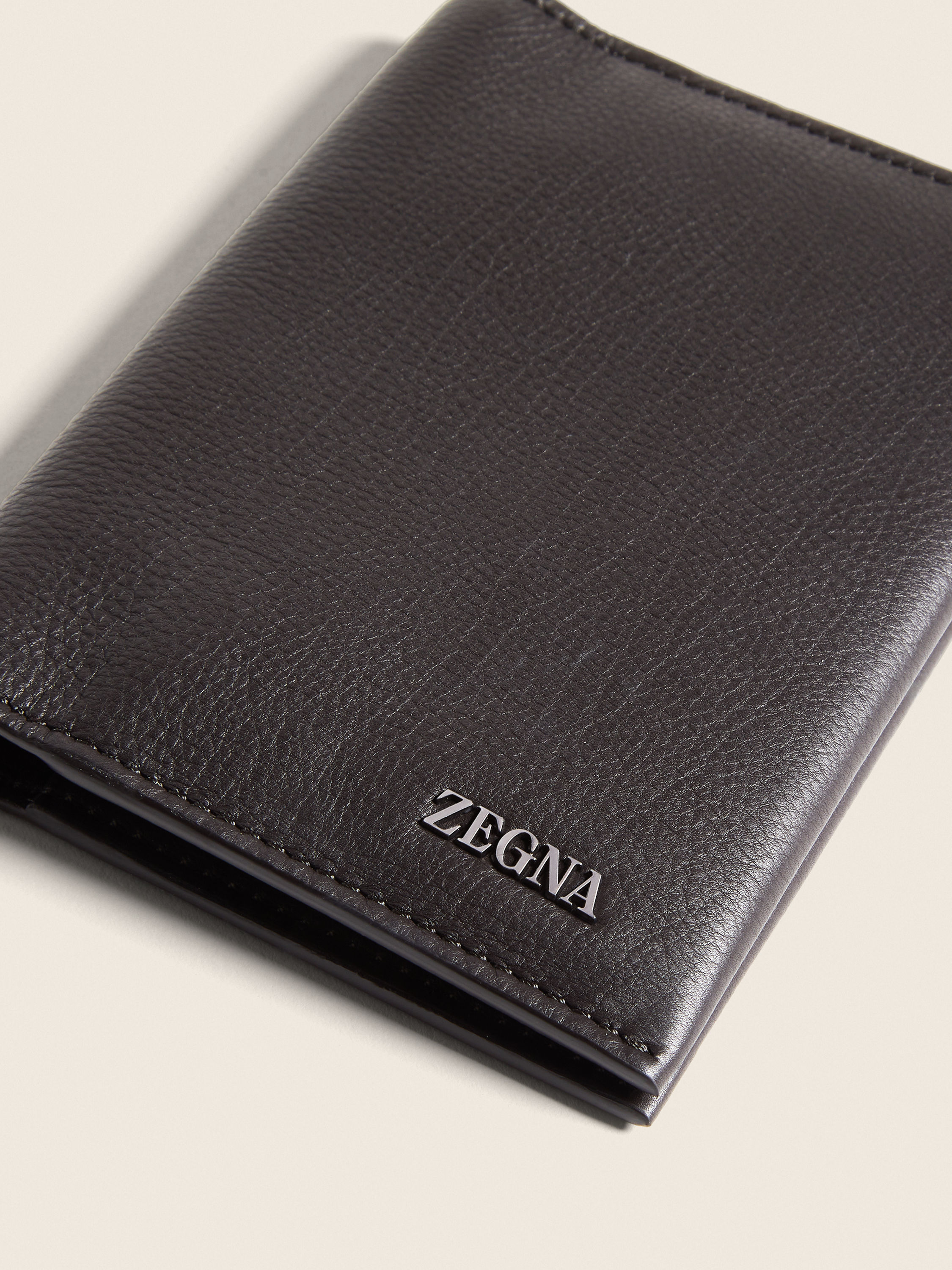 Dark Brown SECONDSKIN Passport Case Product detail photo #4