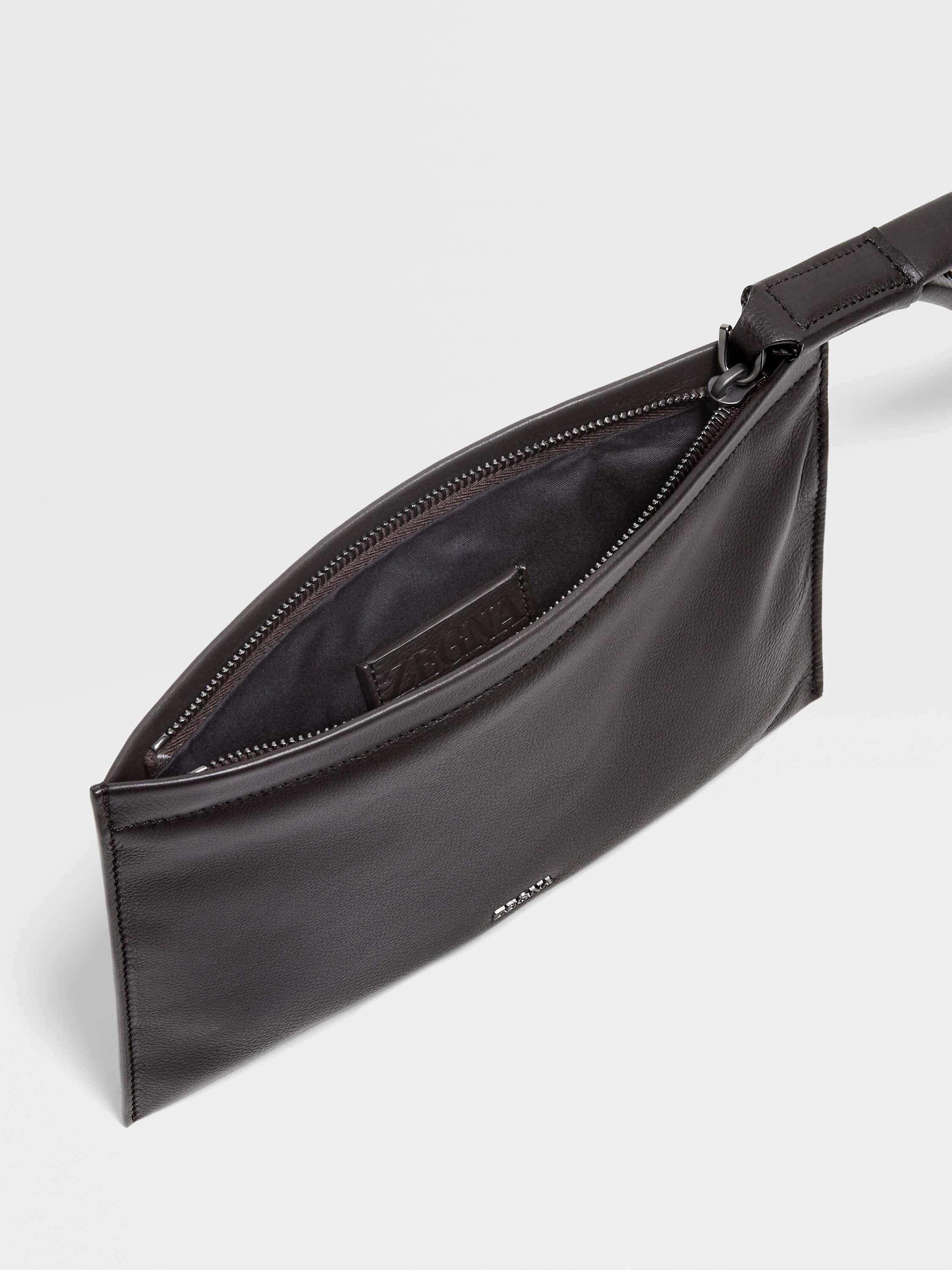 Tasche aus SECONDSKIN in Dunkelbraun Detailfoto #1 des Produkts