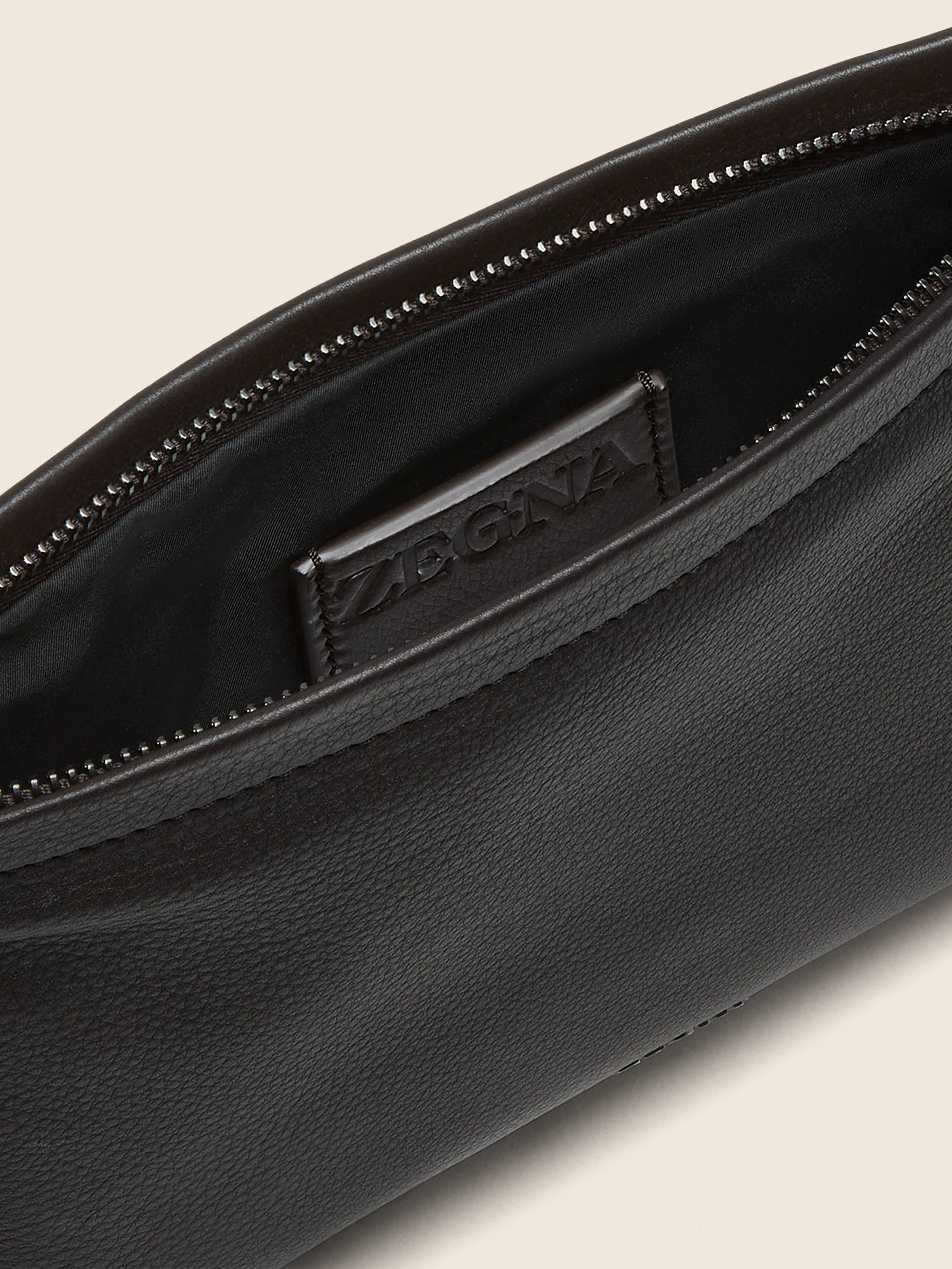 Kleine Tasche aus SECONDSKIN in Dunkelbraun Detailfoto #1 des Produkts