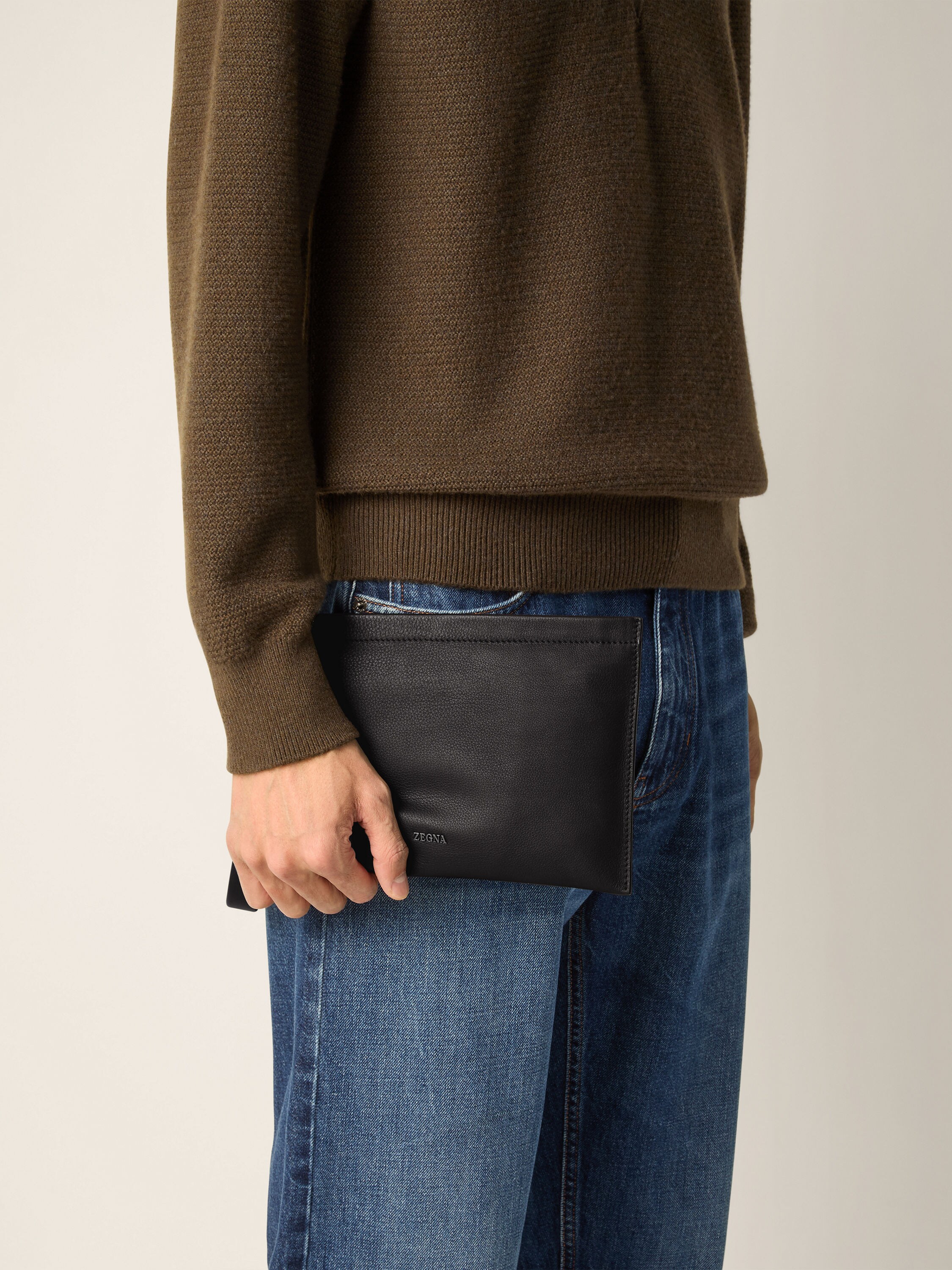 Kleine Tasche aus SECONDSKIN in Dunkelbraun Detailfoto #3 des Produkts