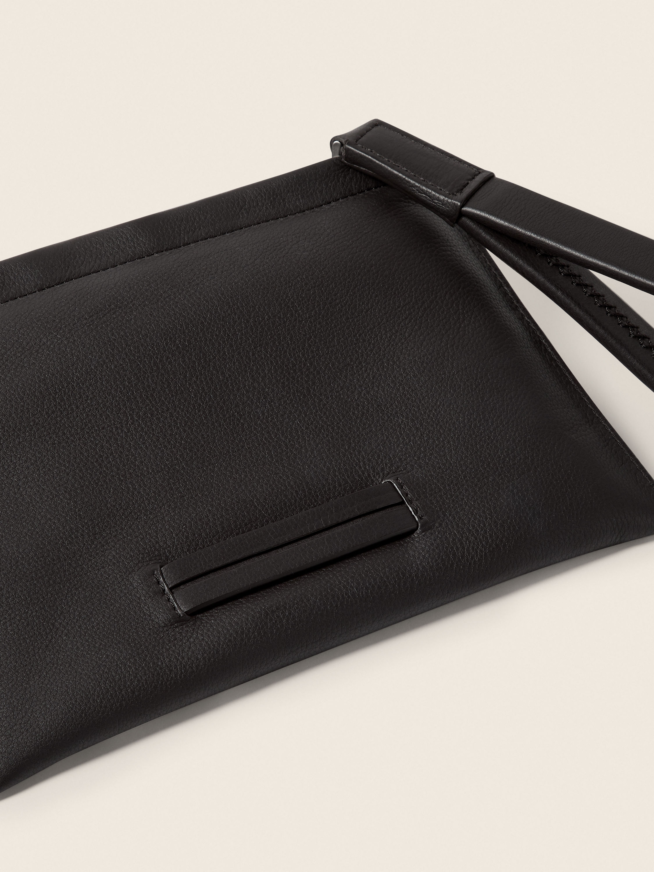 Kleine Tasche aus SECONDSKIN in Dunkelbraun Detailfoto #4 des Produkts
