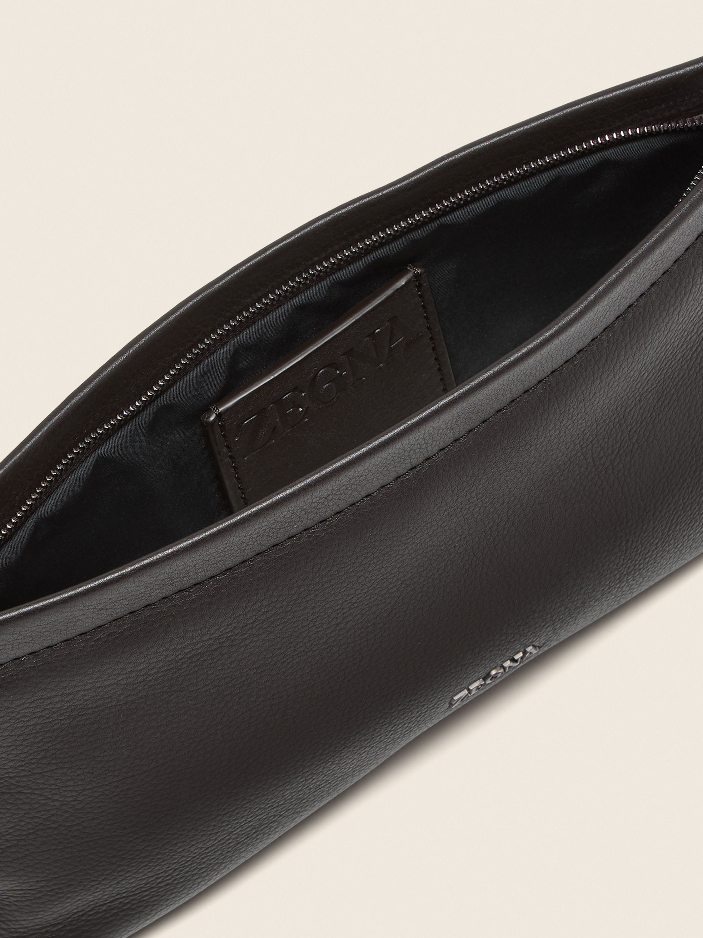 Tasche aus SECONDSKIN in Dunkelbraun Detailfoto #1 des Produkts
