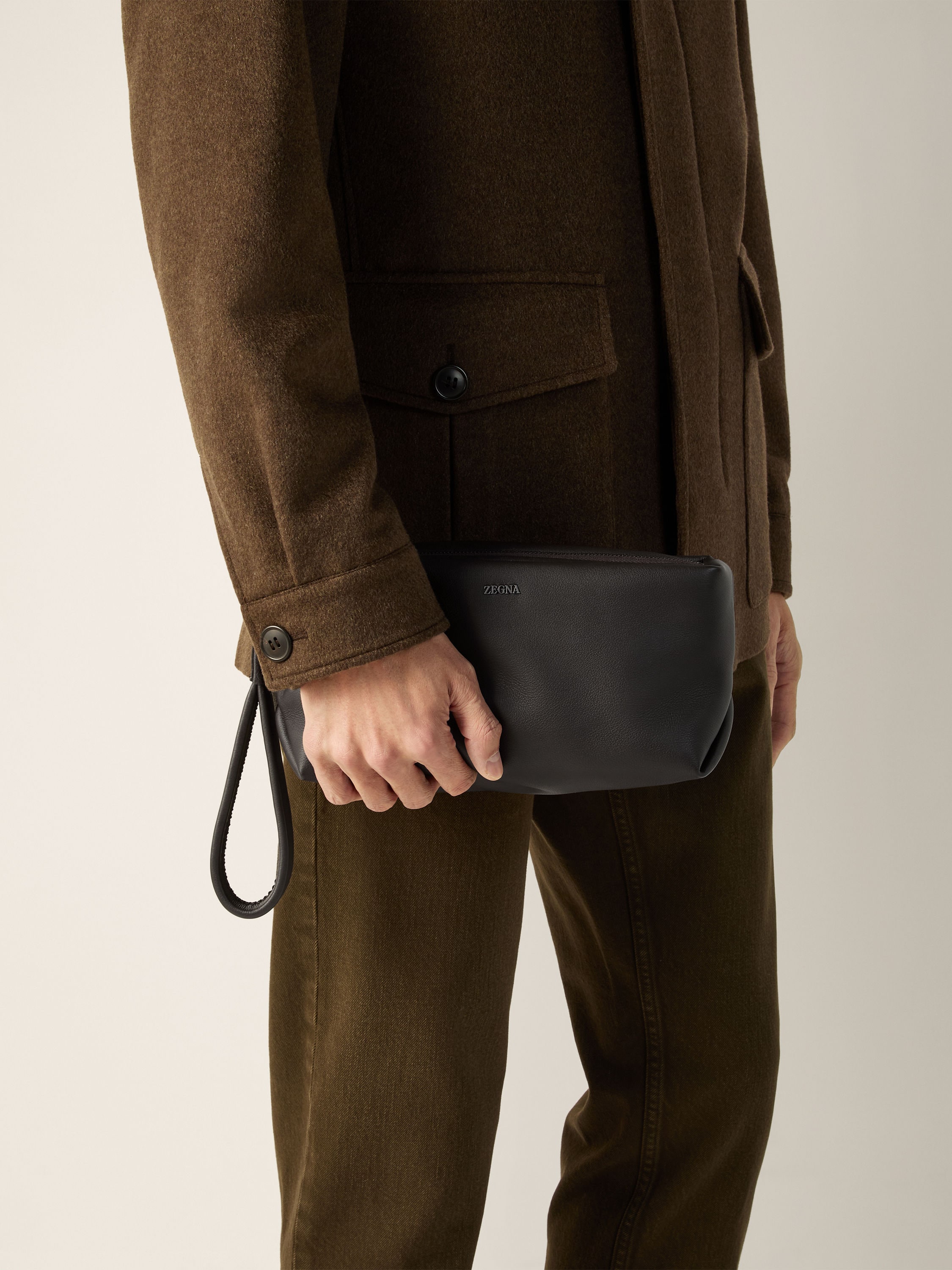 SECONDSKIN Softy Tasche in Dunkelbraun Detailfoto #3 des Produkts