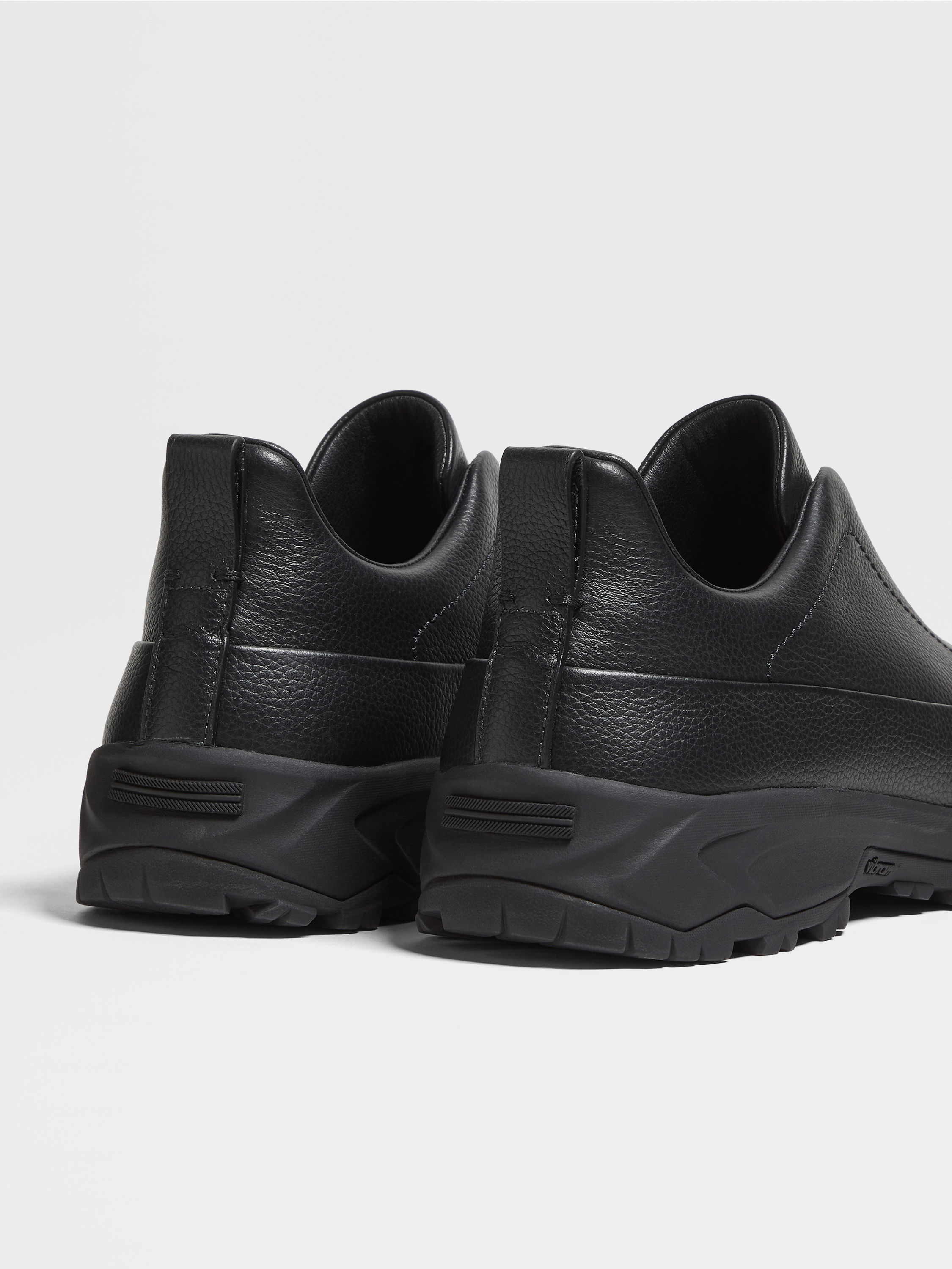 Tenis Triple Stitch™ Monte de Piel Negros Foto #1 de detalle del producto