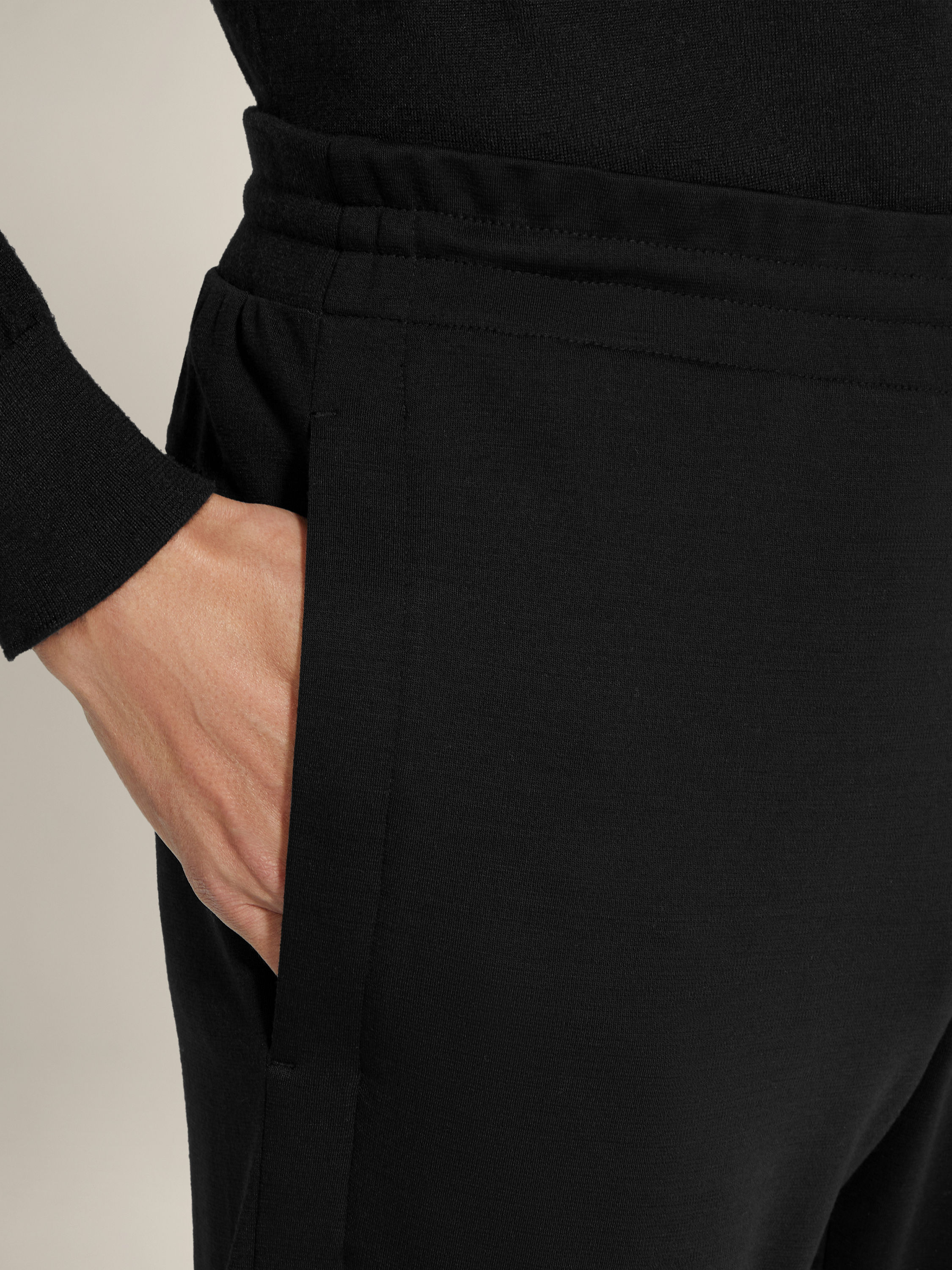 블랙 High Performance™ 울 팬츠 제품 상세 사진 #1