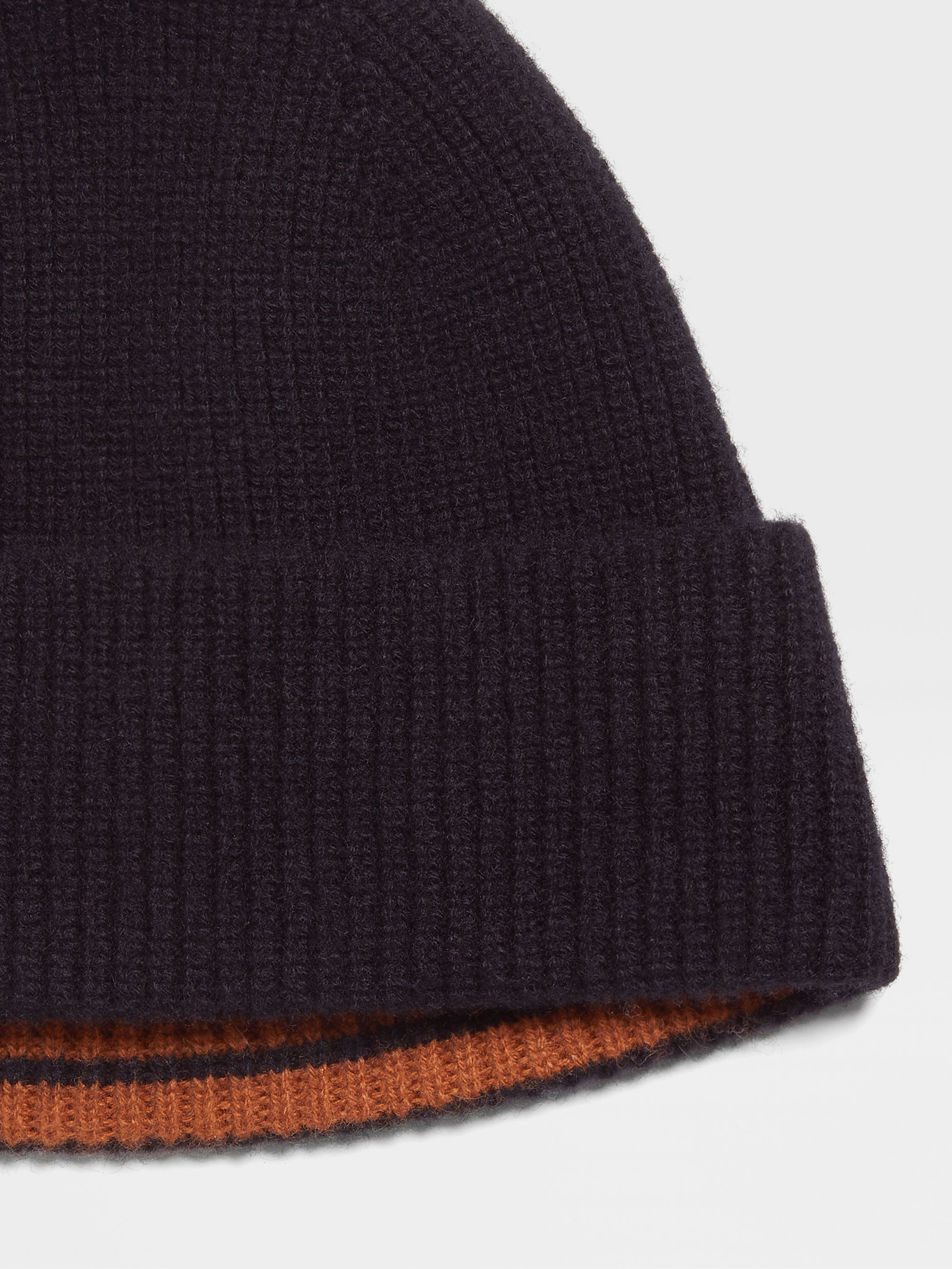 Beanie aus Oasi Cashmere in Schwarz Detailfoto #1 des Produkts