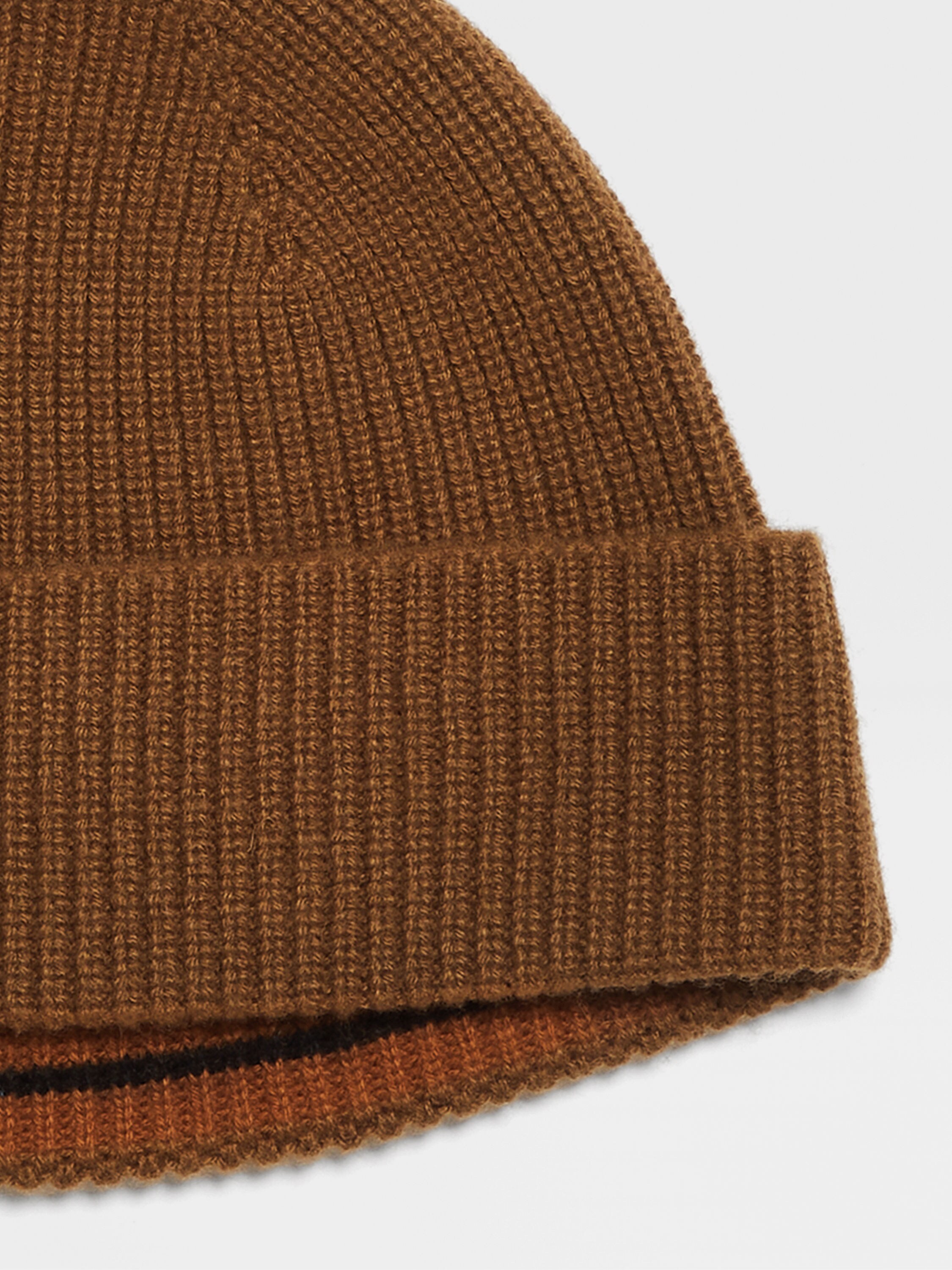 Beanie aus Oasi Cashmere in Dunklem Foliage Detailfoto #1 des Produkts