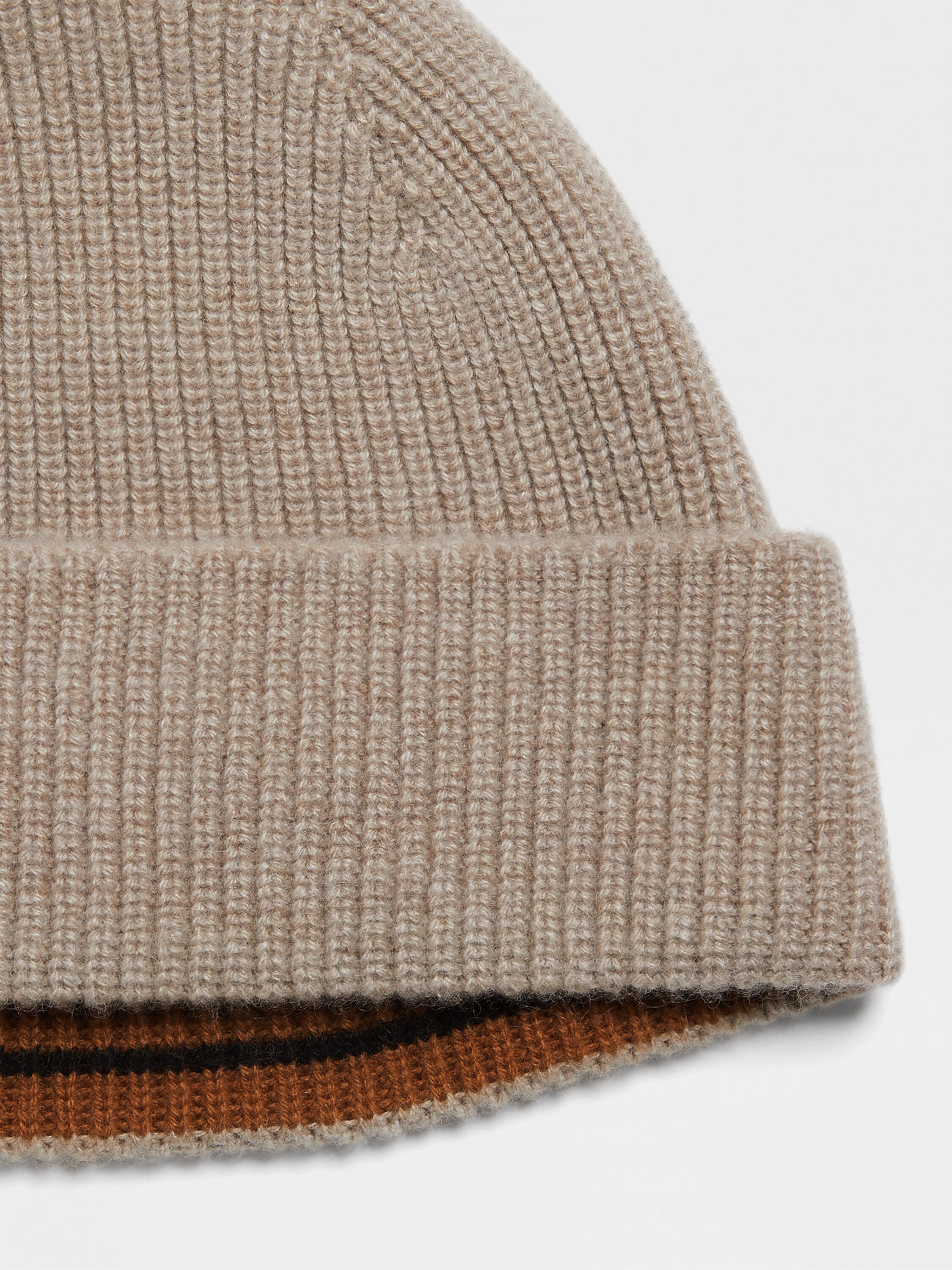 Beanie aus Oasi Cashmere in hellem Taupe Detailfoto #1 des Produkts