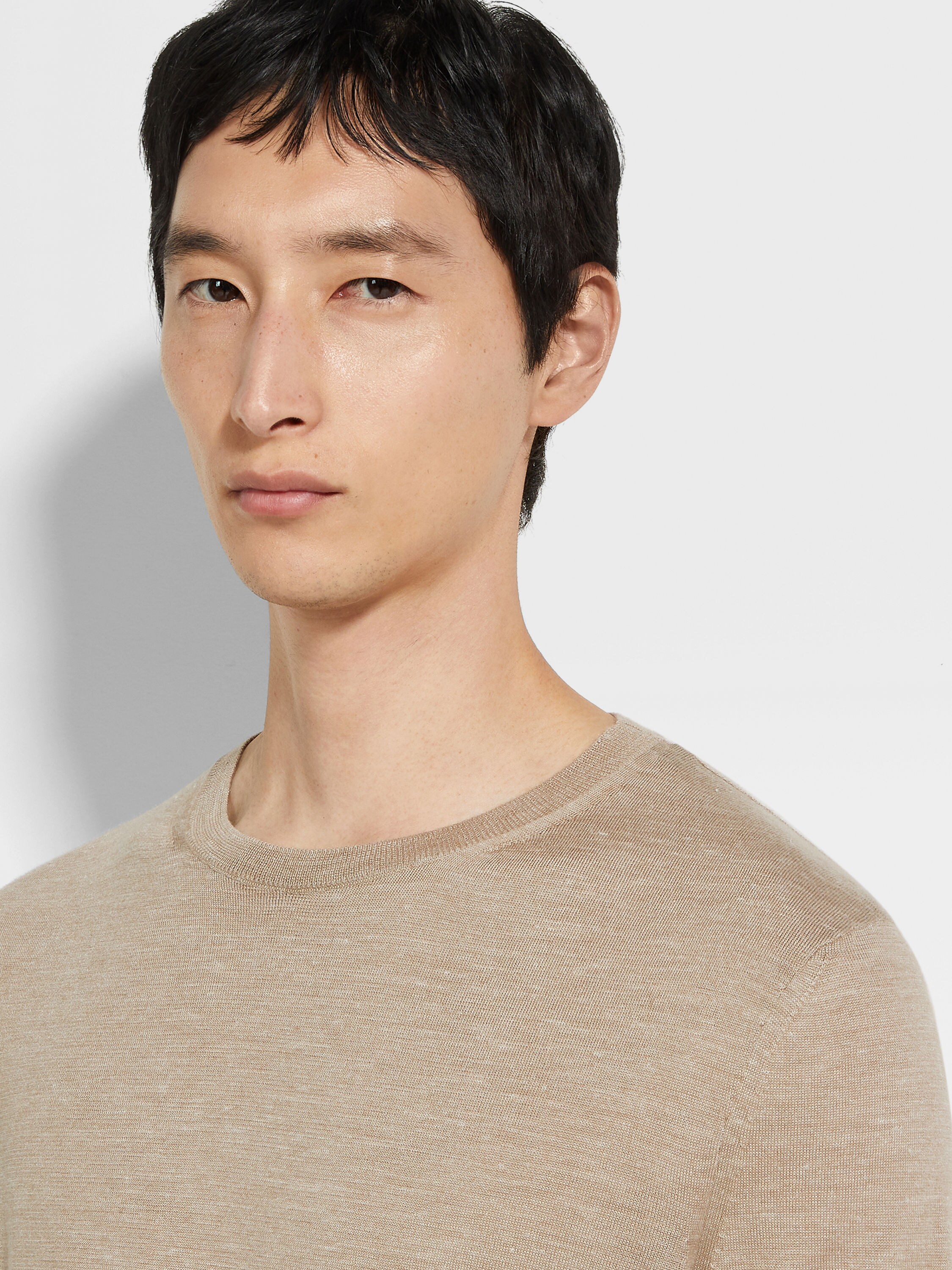 Rundhalspullover aus Seide, Kaschmir und Leinen in meliertem, hellem Taupe Detailfoto #1 des Produkts