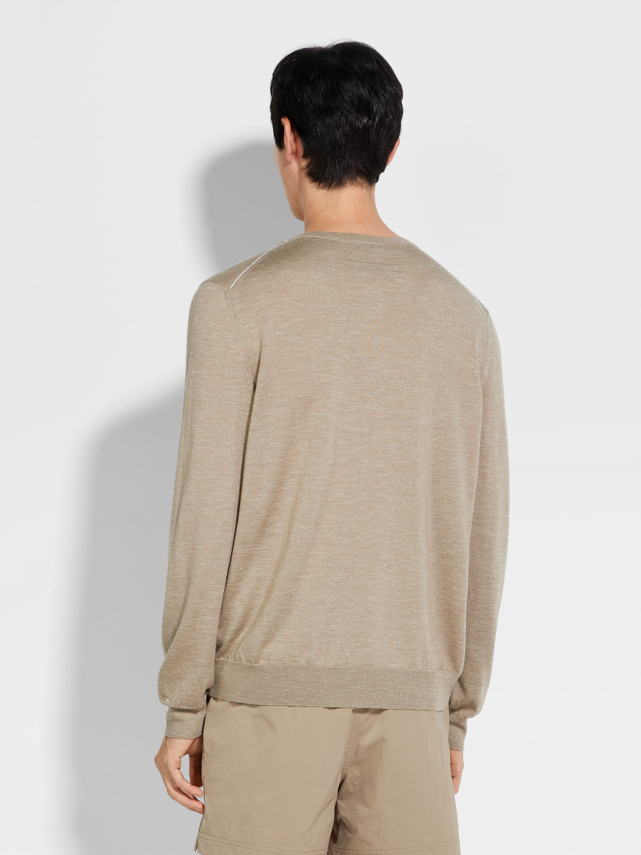 Rundhalspullover aus Seide, Kaschmir und Leinen in meliertem, hellem Taupe Detailfoto #4 des Produkts