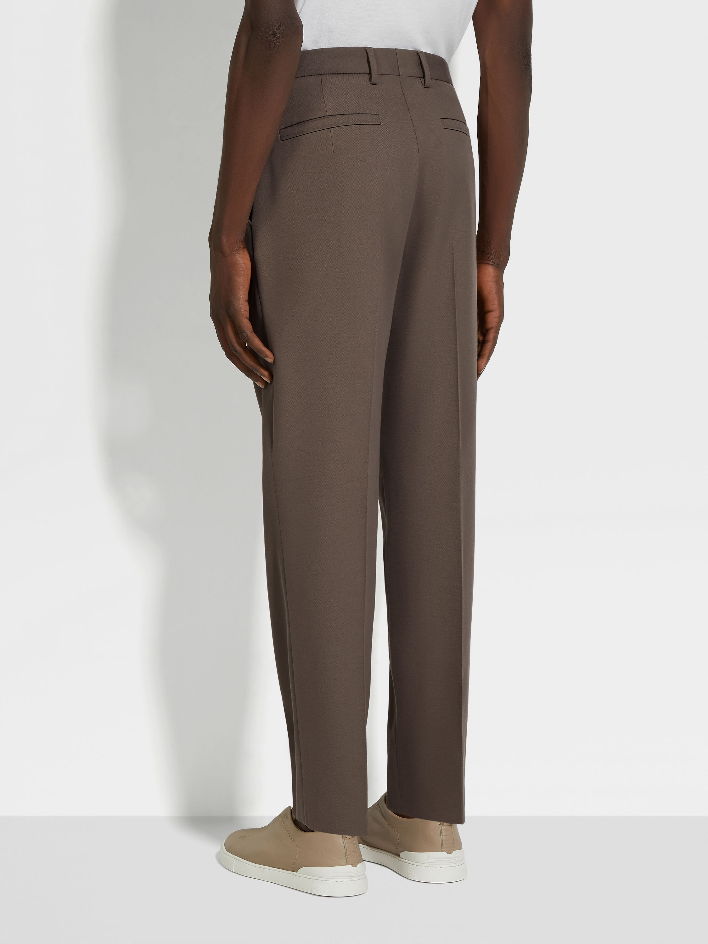 Hose aus Baumwolle und Wolle in dunklem Taupe Detailfoto #5 des Produkts