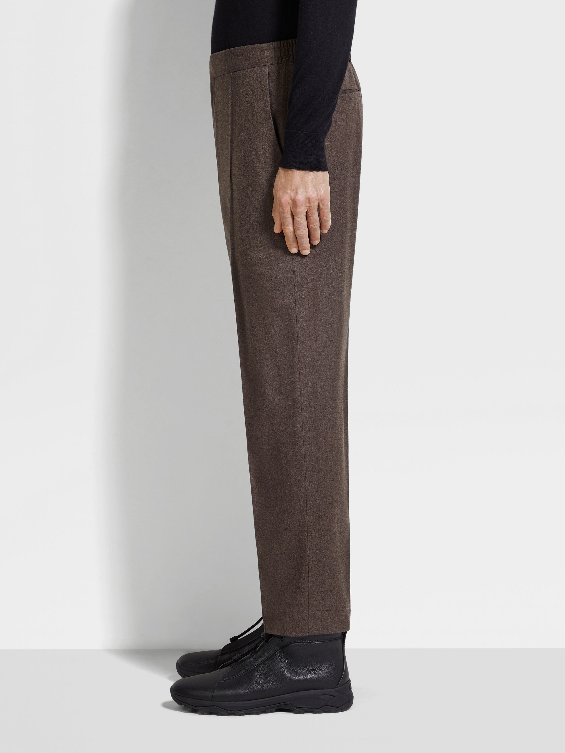 Hose aus 15milmil15 Wolle, Seide und Kaschmir in Dunkelbraun Detailfoto #2 des Produkts