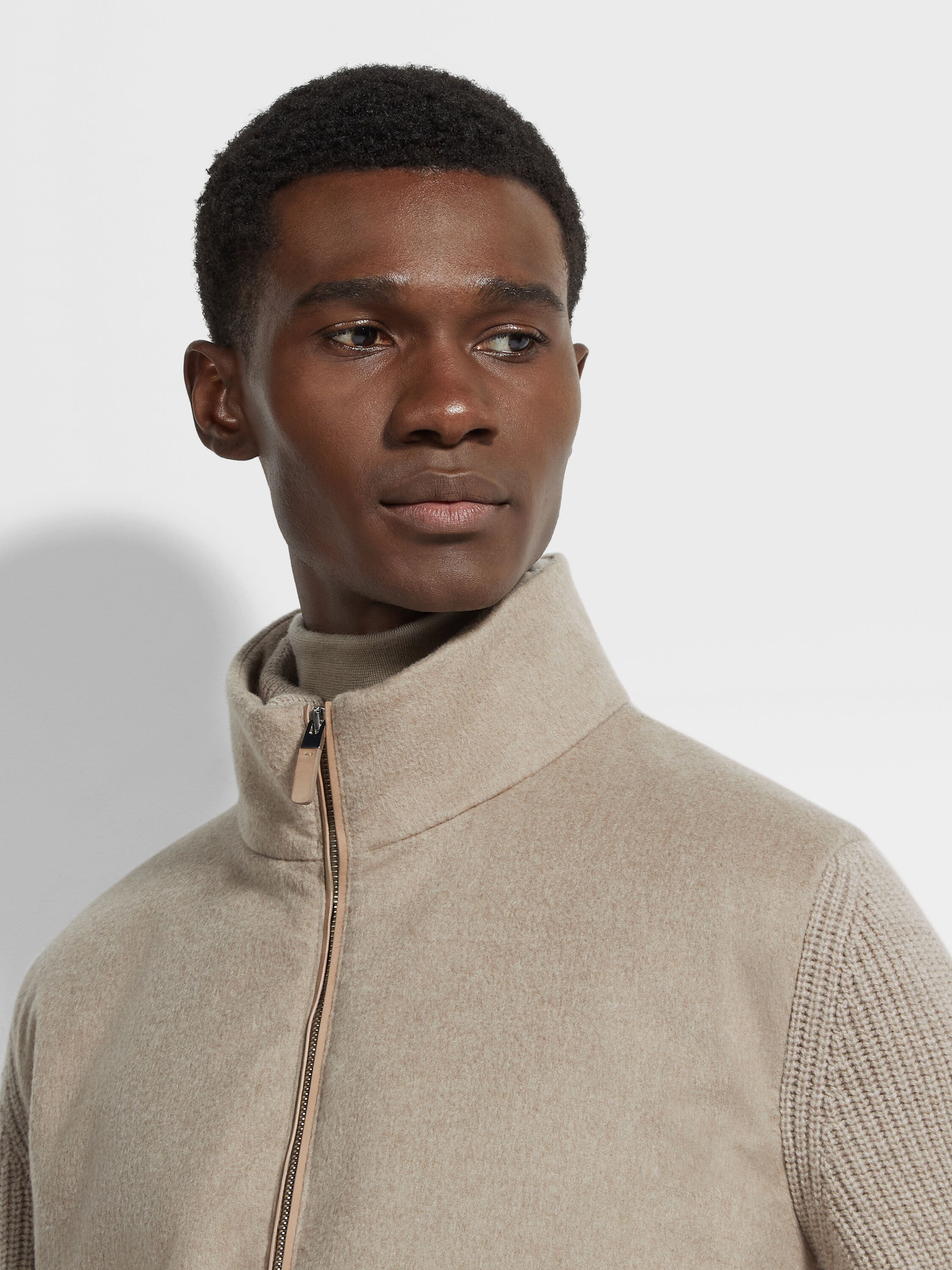 Cardigan con Zip Intera in Oasi Cashmere Tortora Chiaro Foto #1 di dettaglio del prodotto