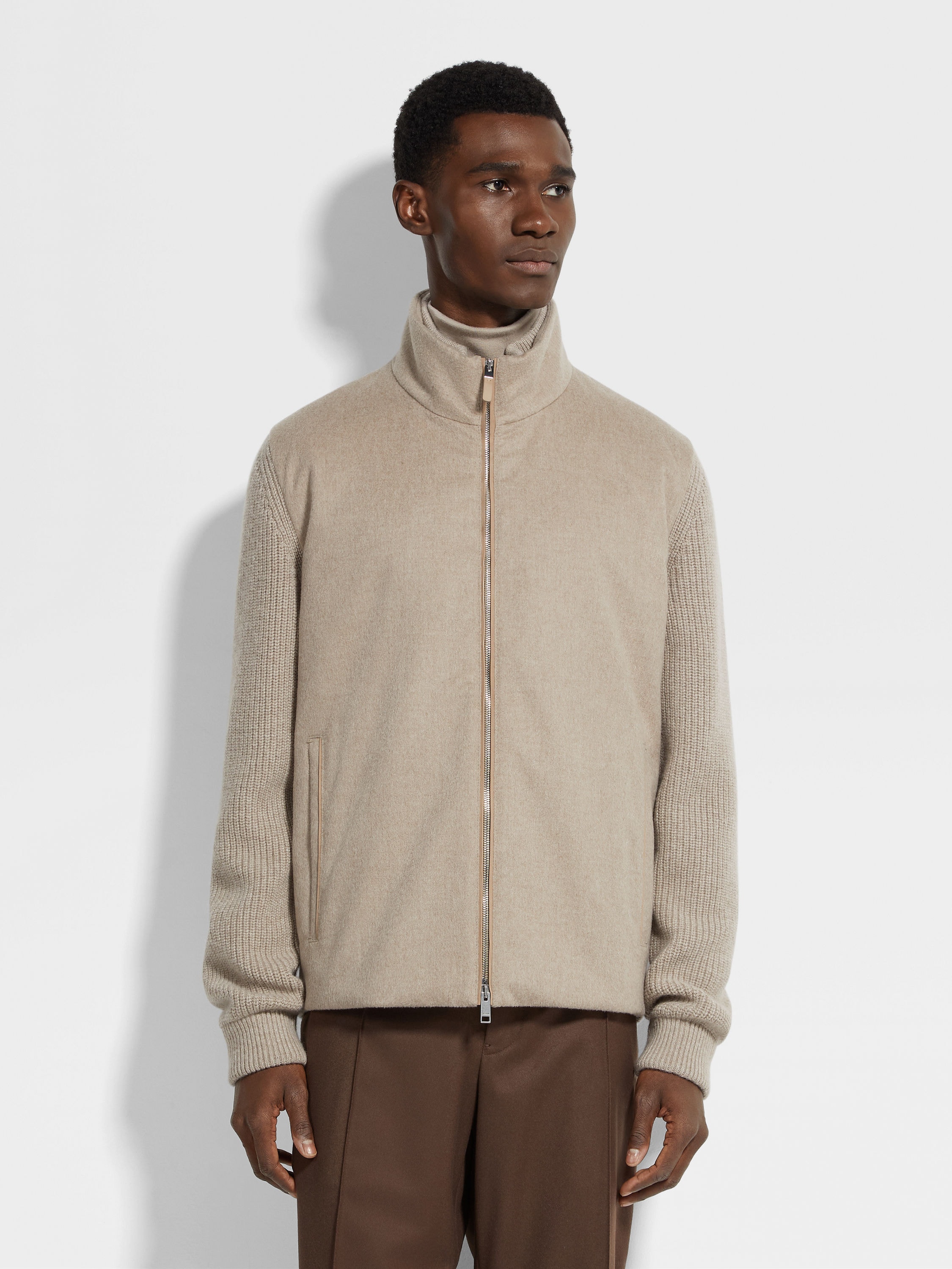 Cardigan con Zip Intera in Oasi Cashmere Tortora Chiaro Foto #3 di dettaglio del prodotto