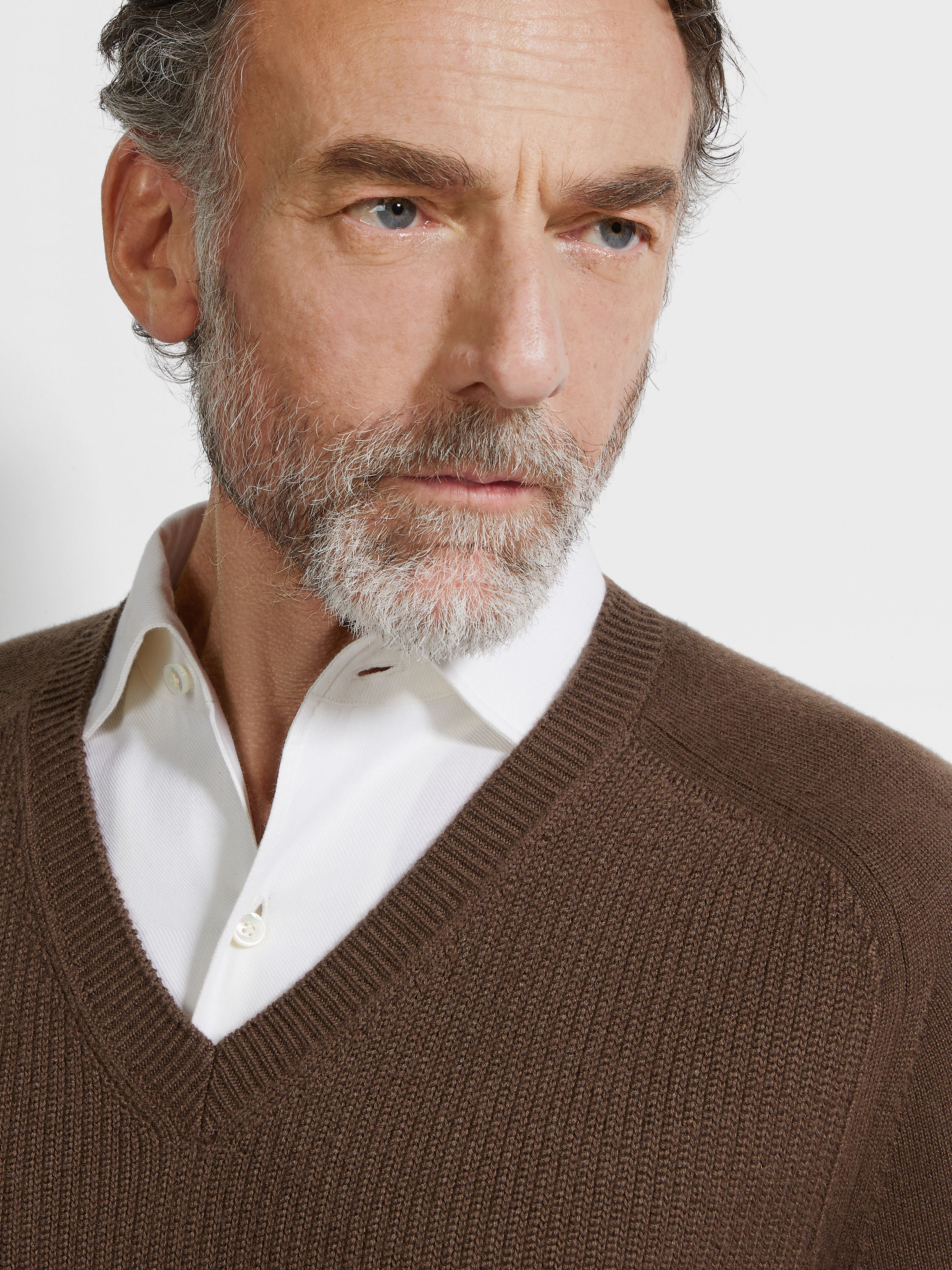 Brown Oasi Cashmere V-Neck Product detail photo #1