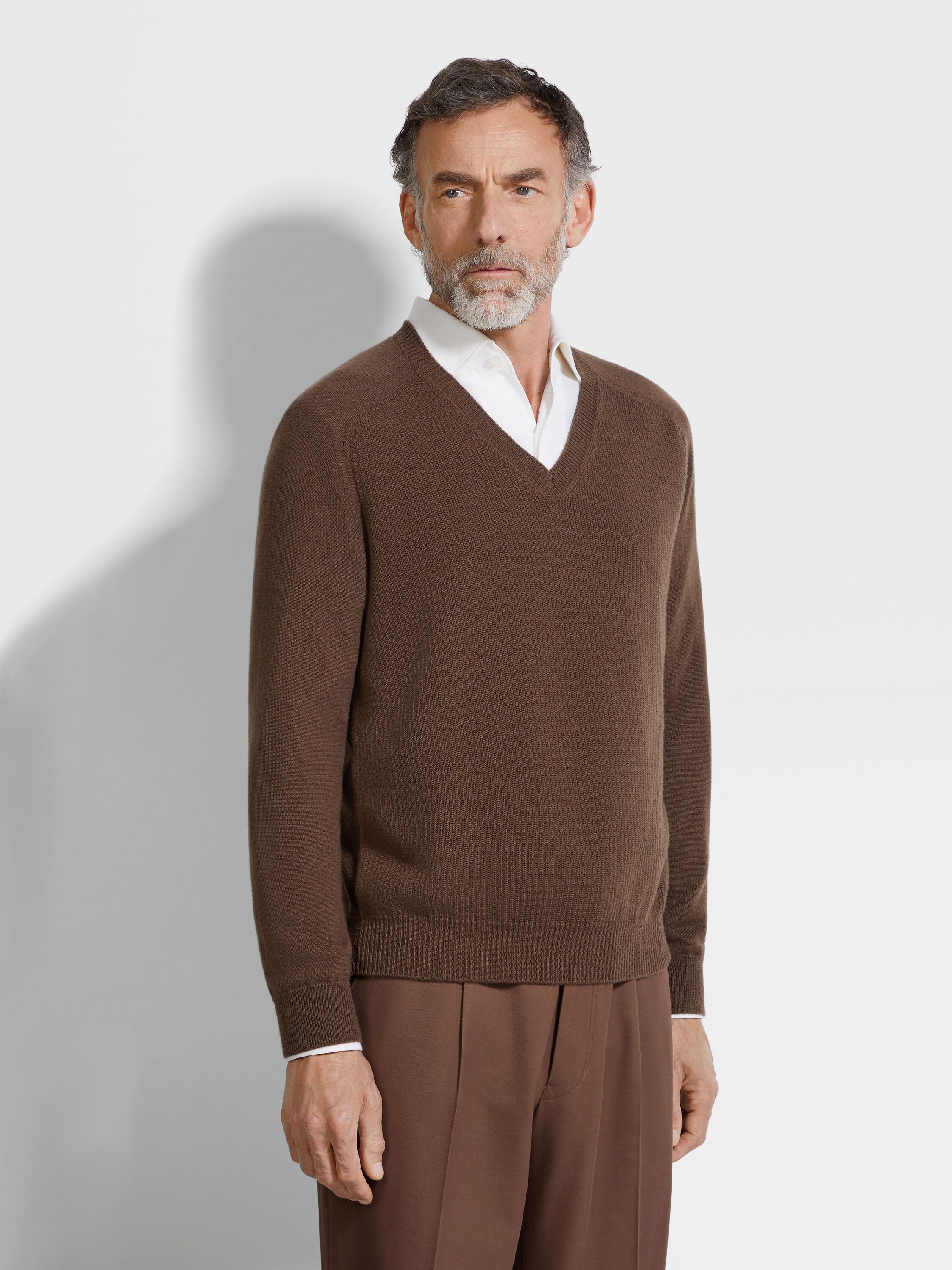 Brown Oasi Cashmere V-Neck Product detail photo #3