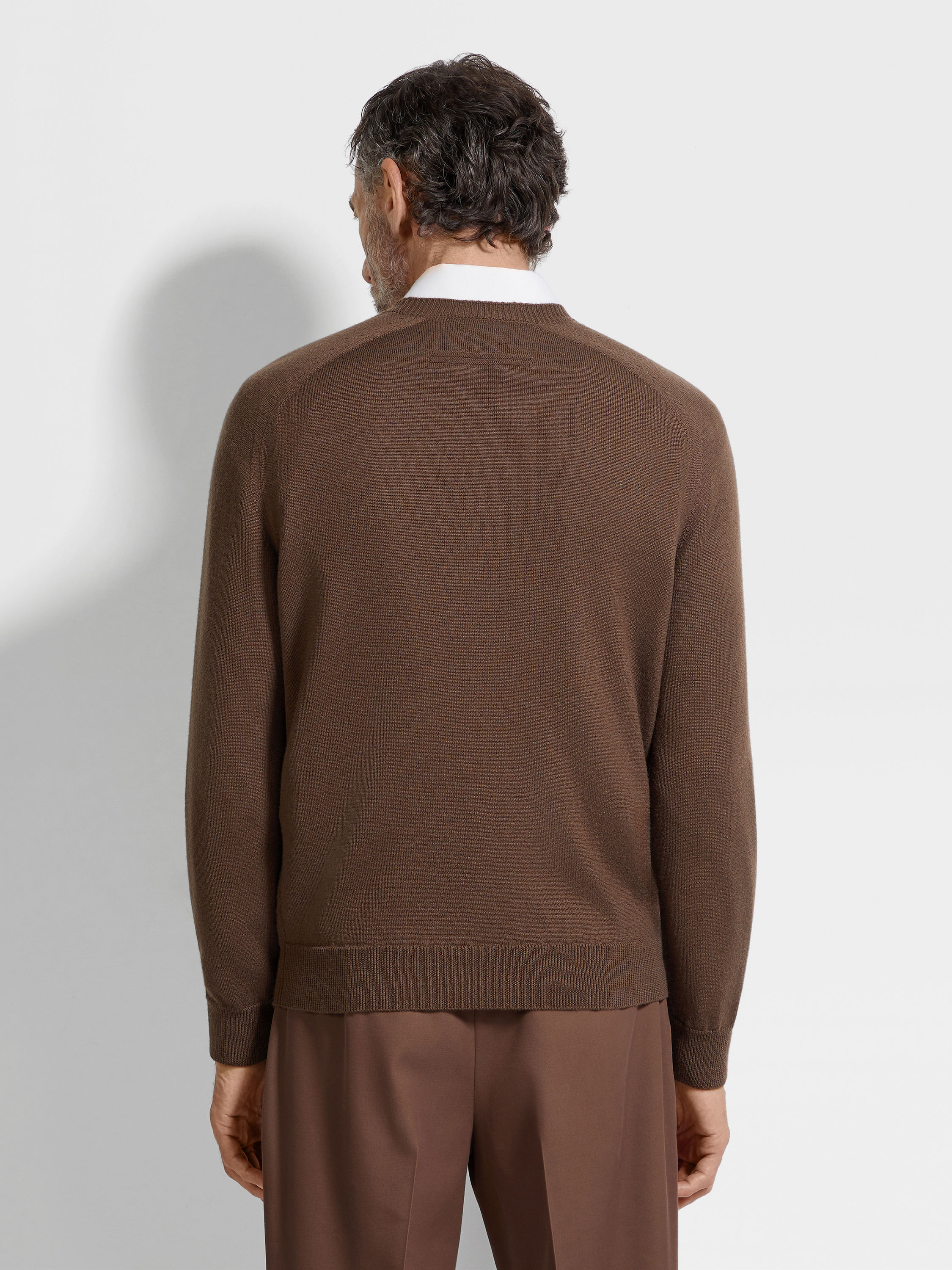 Brown Oasi Cashmere V-Neck Product detail photo #4