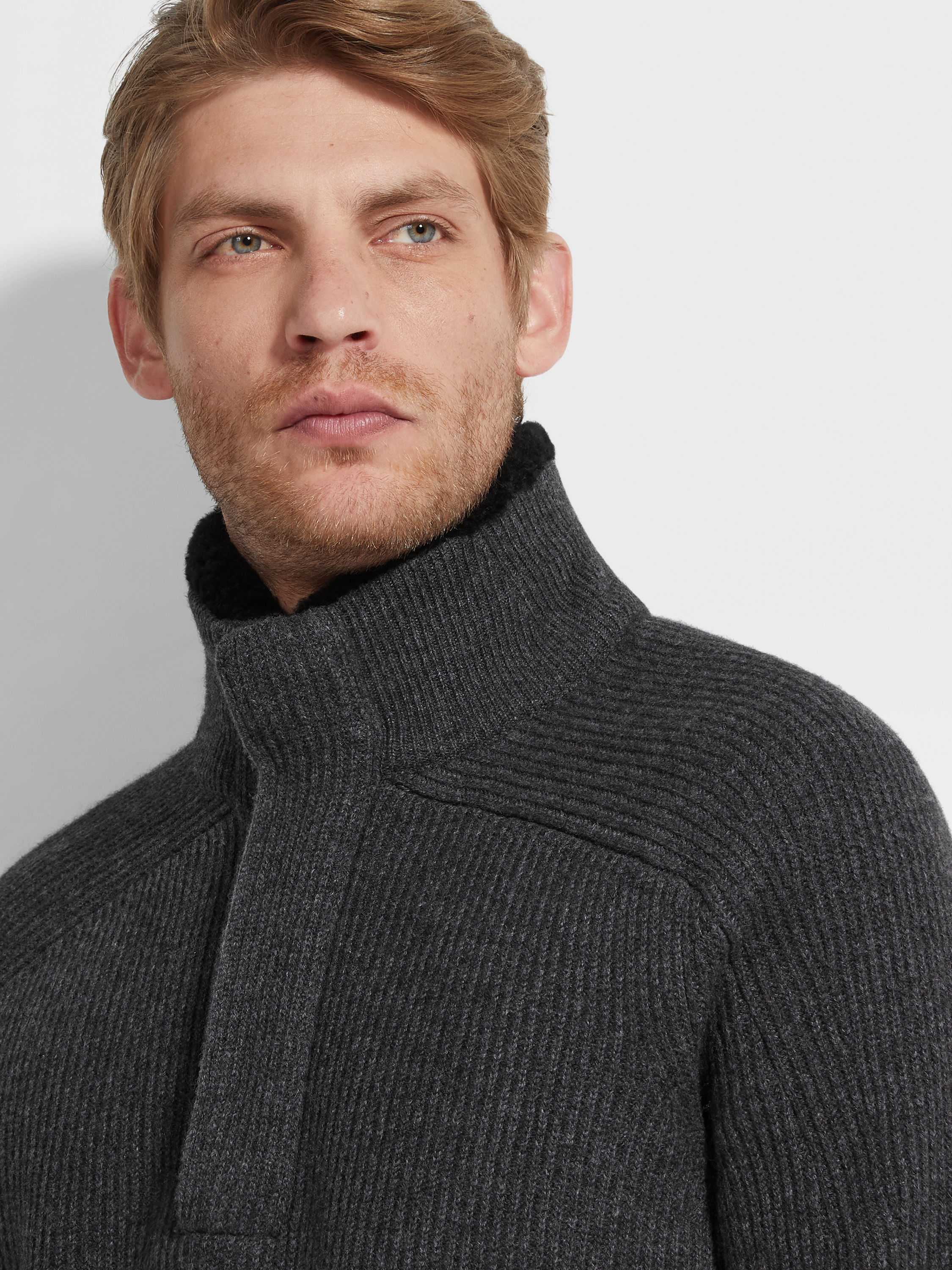 Jersey con Cuello de Chimenea y Cremallera en Oasi Cashmere Color Gris Oscuro Mixto Foto #1 de detalle del producto