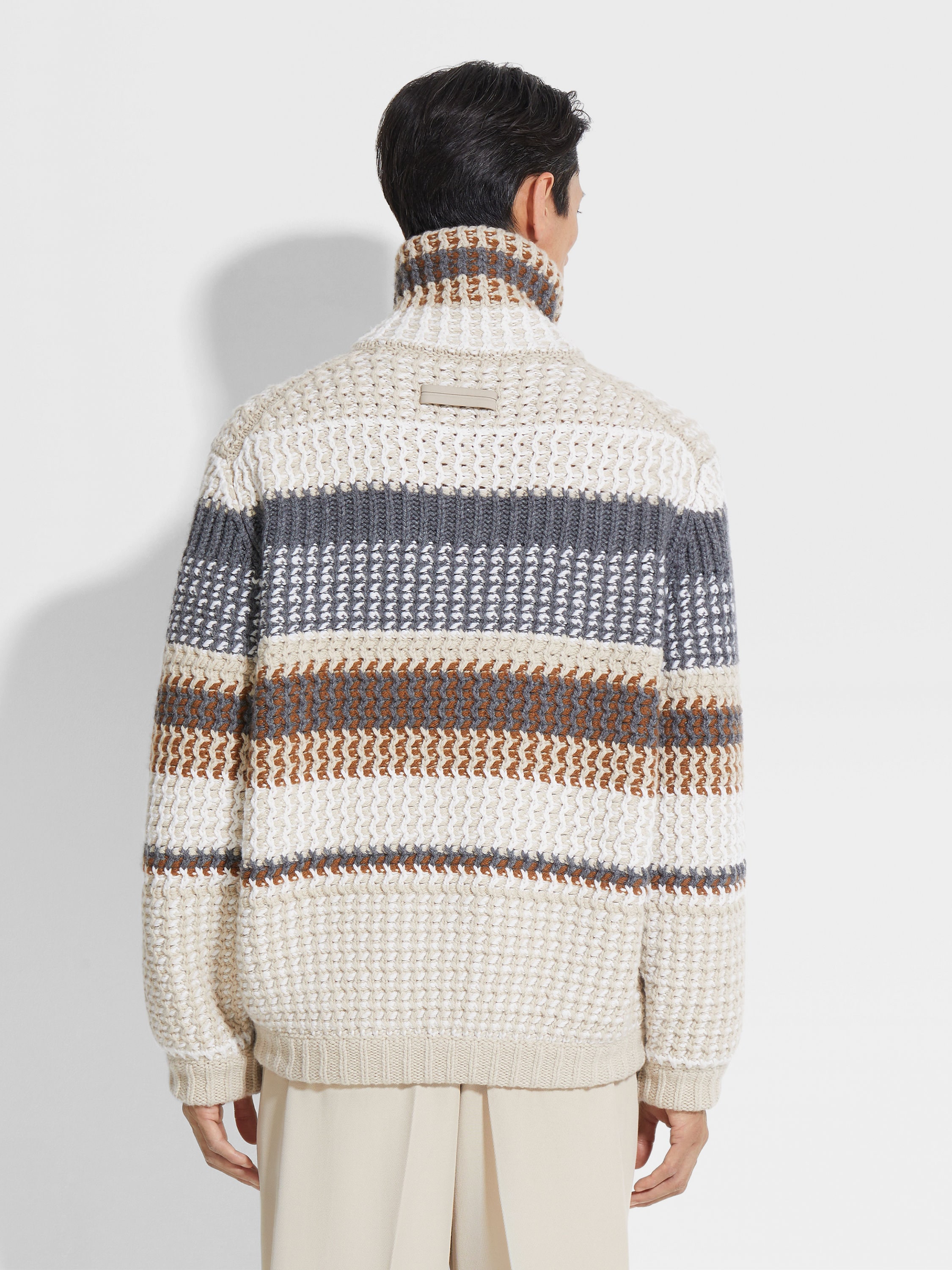 Light Beige and Dark Foliage Oasi Cashmere High Neck Product detail photo #4