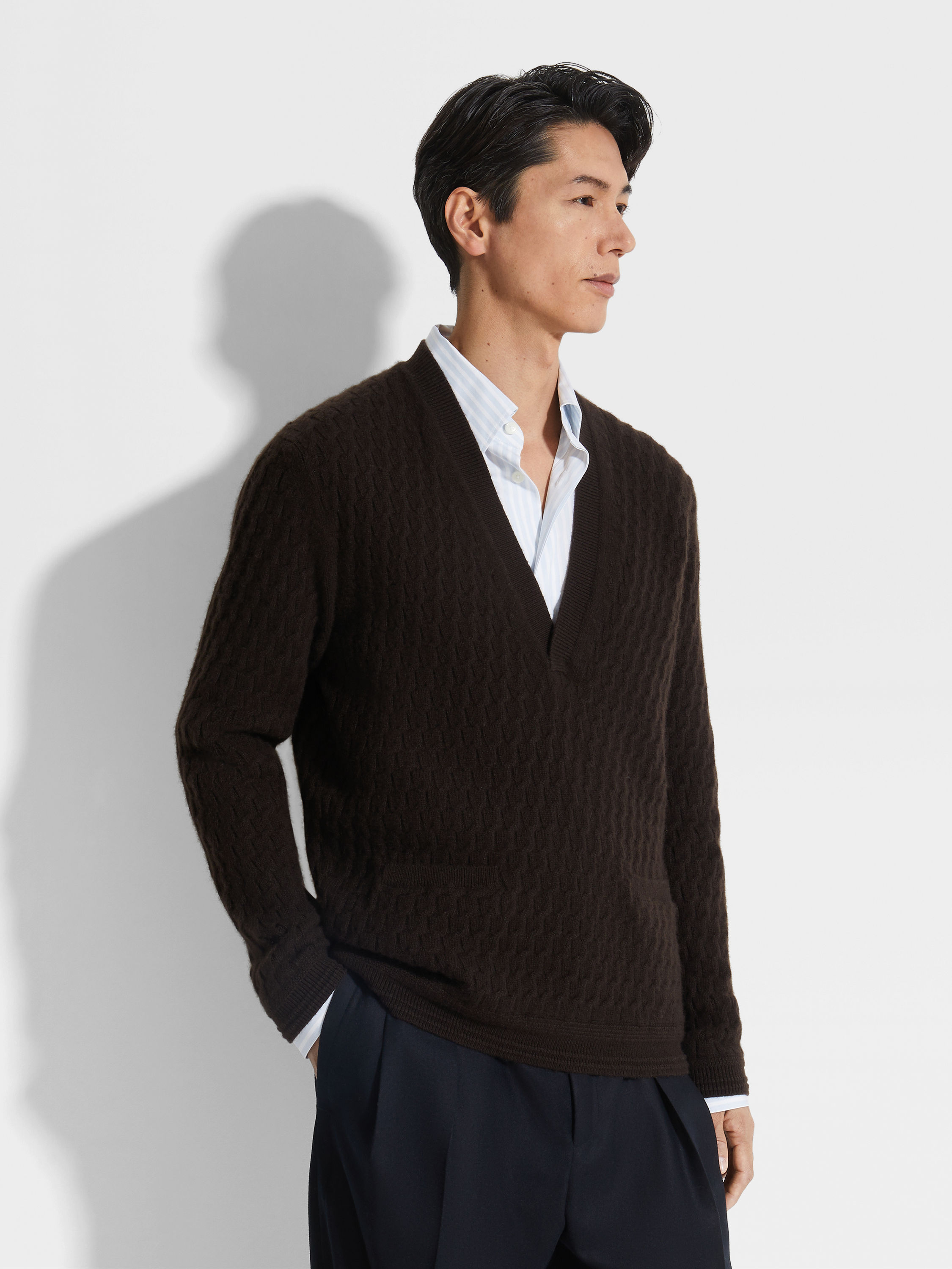 Dark Brown Oasi Cashmere V-neck Product detail photo #2