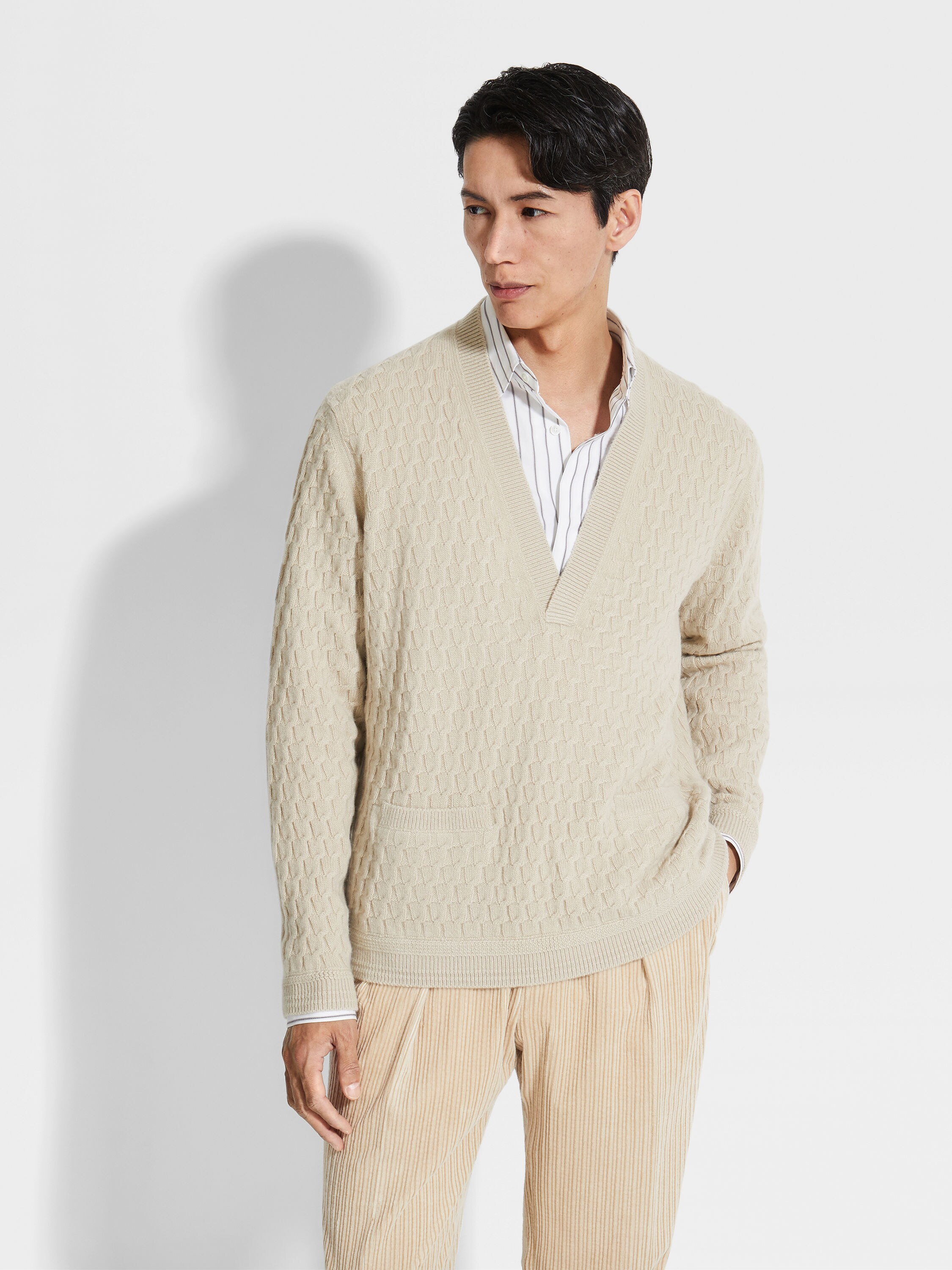 Light Beige Oasi Cashmere V-neck Product detail photo #2