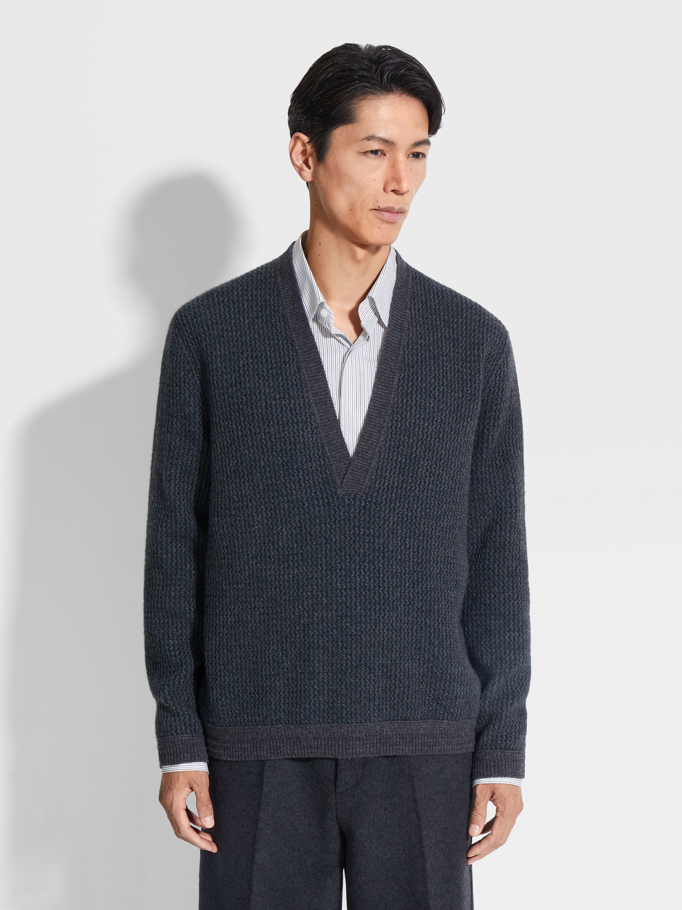 Grey and Dark Green Oasi Cashmere V-neck Product detail photo #3